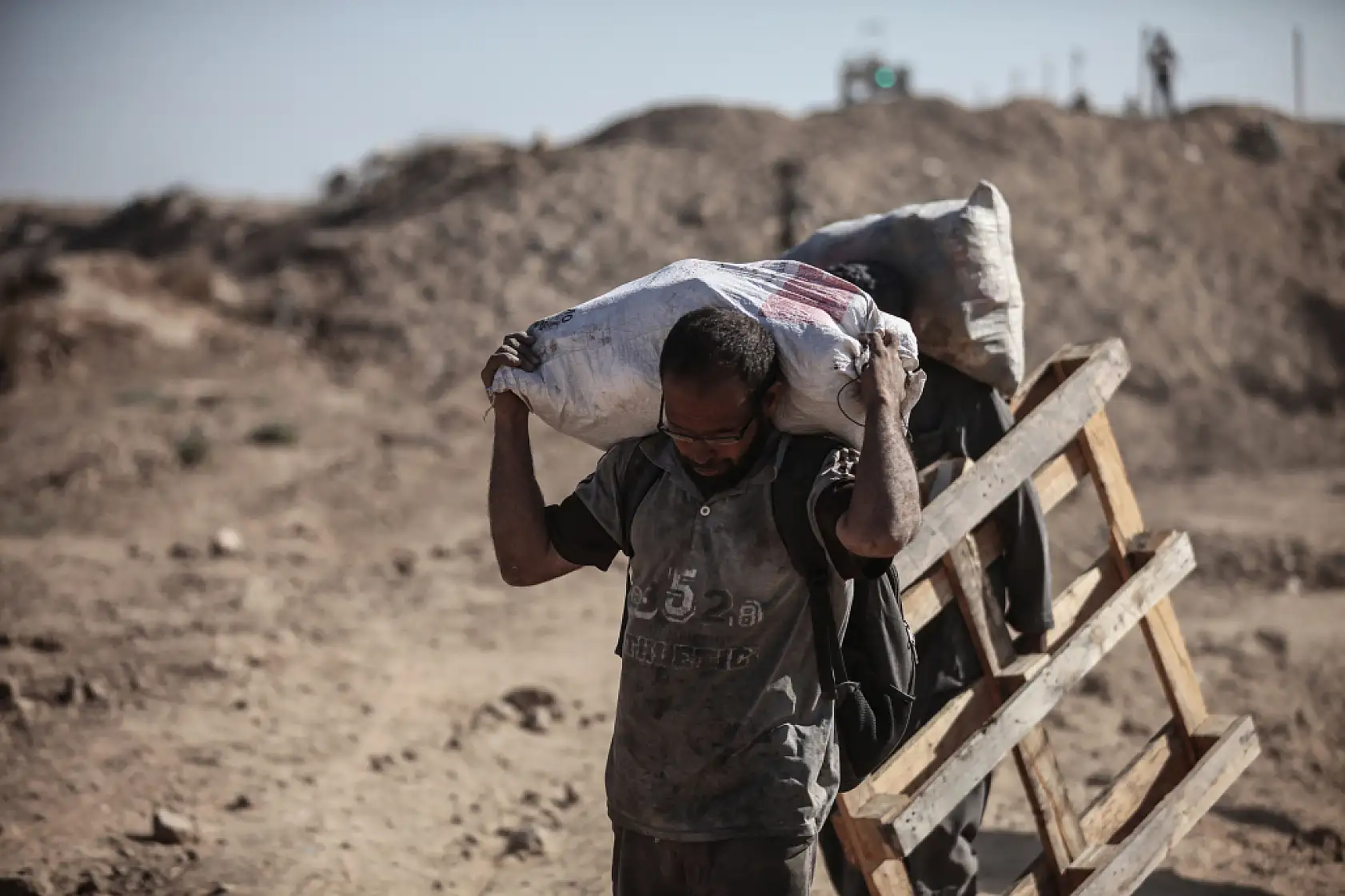 Açlığa mahkum edilen Filistinliler yardım için hayatlarını tehlikeye atıyor
