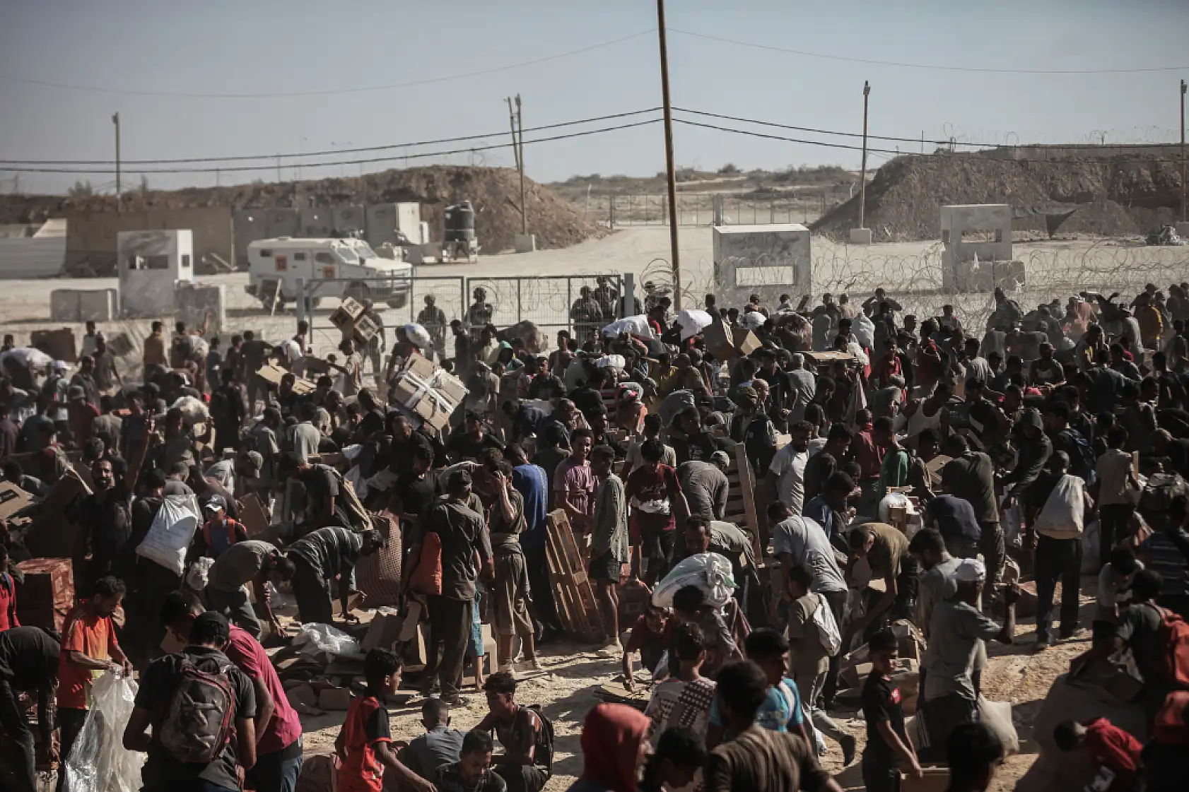 Açlığa mahkum edilen Filistinliler yardım için hayatlarını tehlikeye atıyor