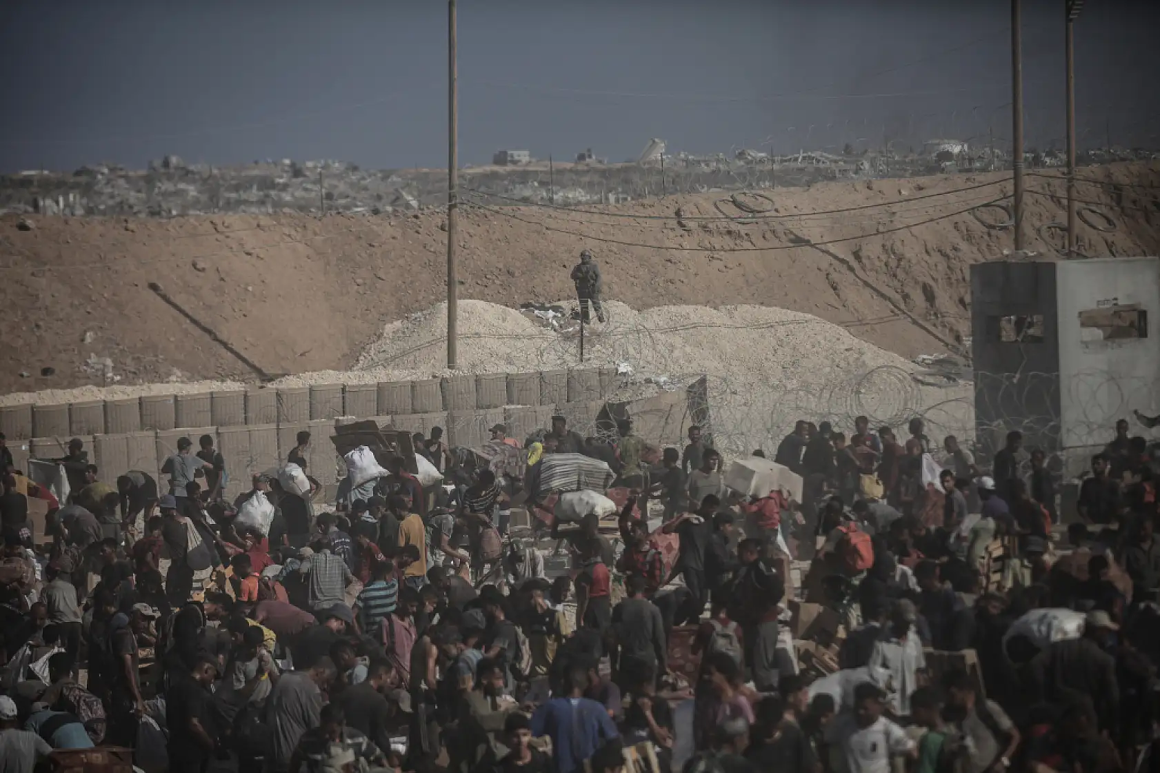 Açlığa mahkum edilen Filistinliler yardım için hayatlarını tehlikeye atıyor