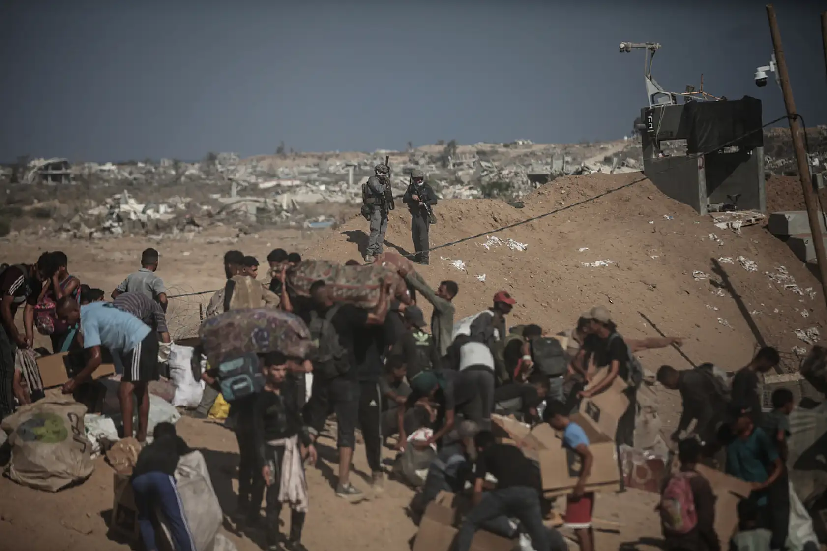 Açlığa mahkum edilen Filistinliler yardım için hayatlarını tehlikeye atıyor