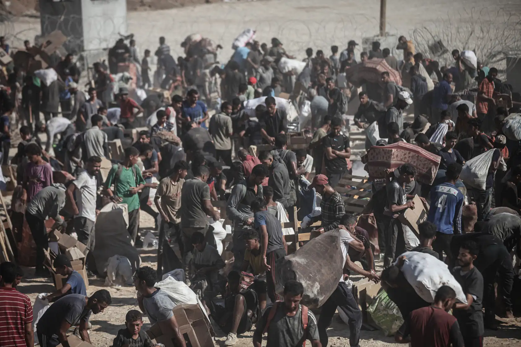 Açlığa mahkum edilen Filistinliler yardım için hayatlarını tehlikeye atıyor