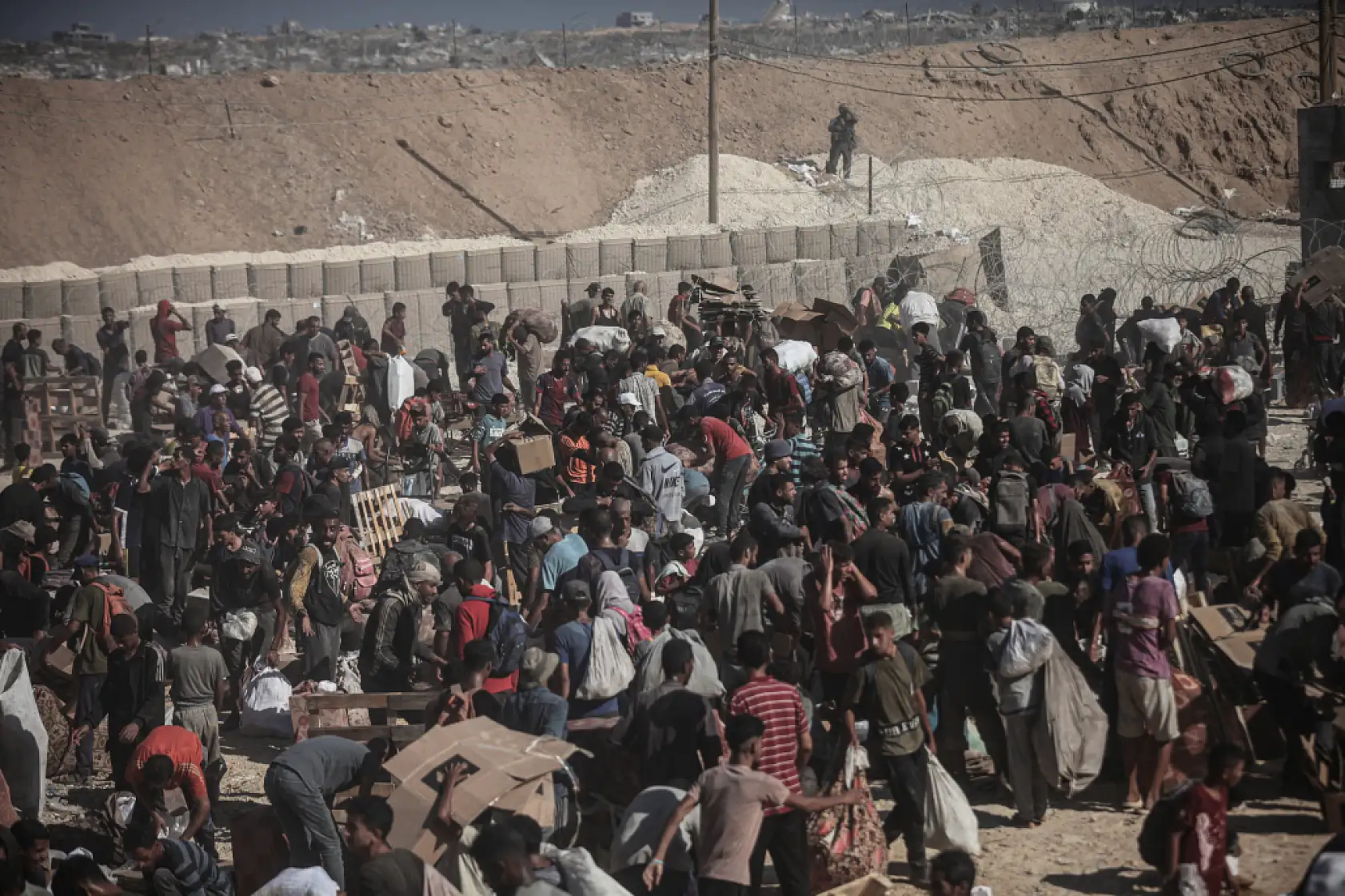 Açlığa mahkum edilen Filistinliler yardım için hayatlarını tehlikeye atıyor