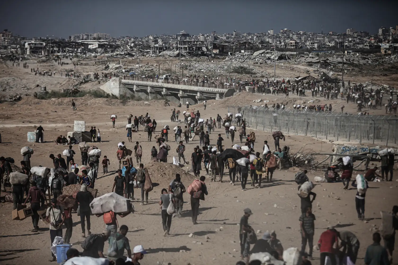 Açlığa mahkum edilen Filistinliler yardım için hayatlarını tehlikeye atıyor