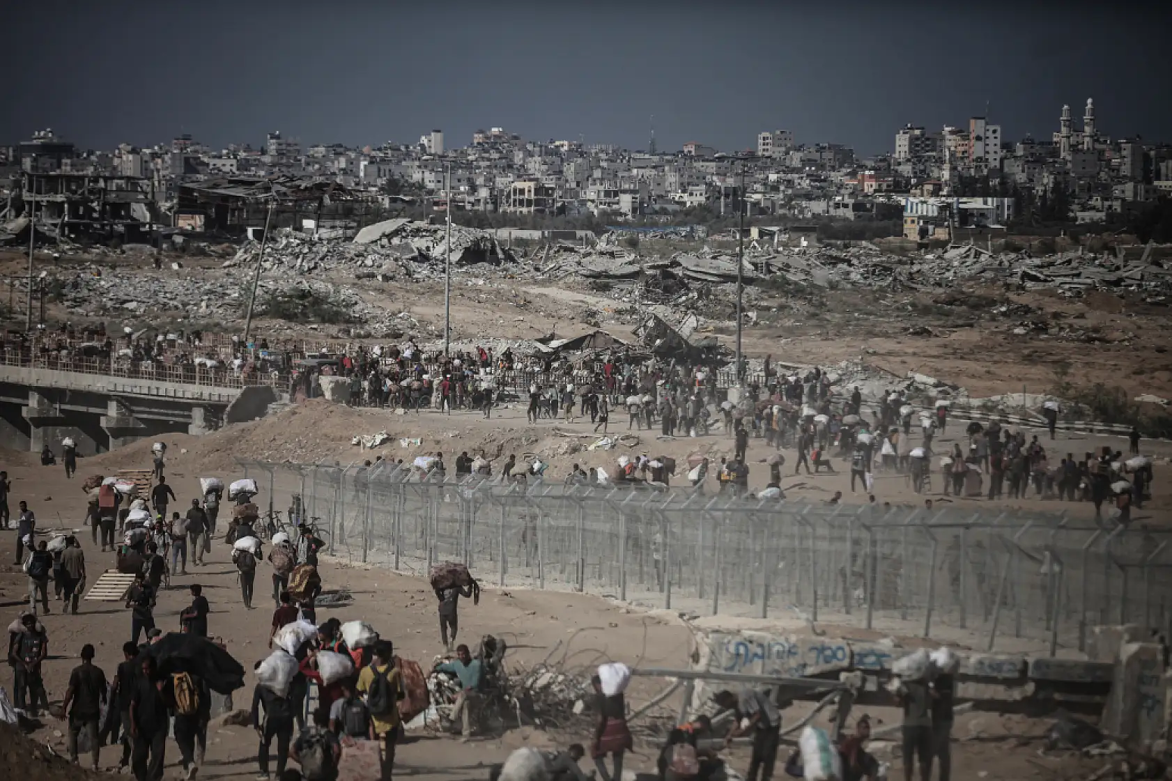 Açlığa mahkum edilen Filistinliler yardım için hayatlarını tehlikeye atıyor