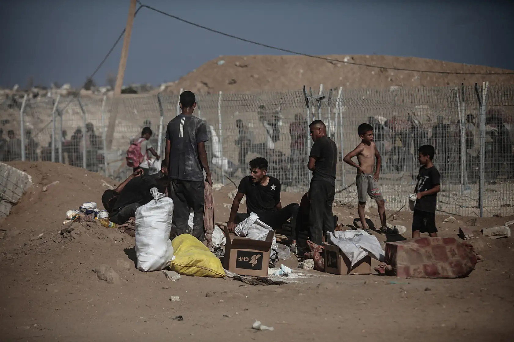 Açlığa mahkum edilen Filistinliler yardım için hayatlarını tehlikeye atıyor