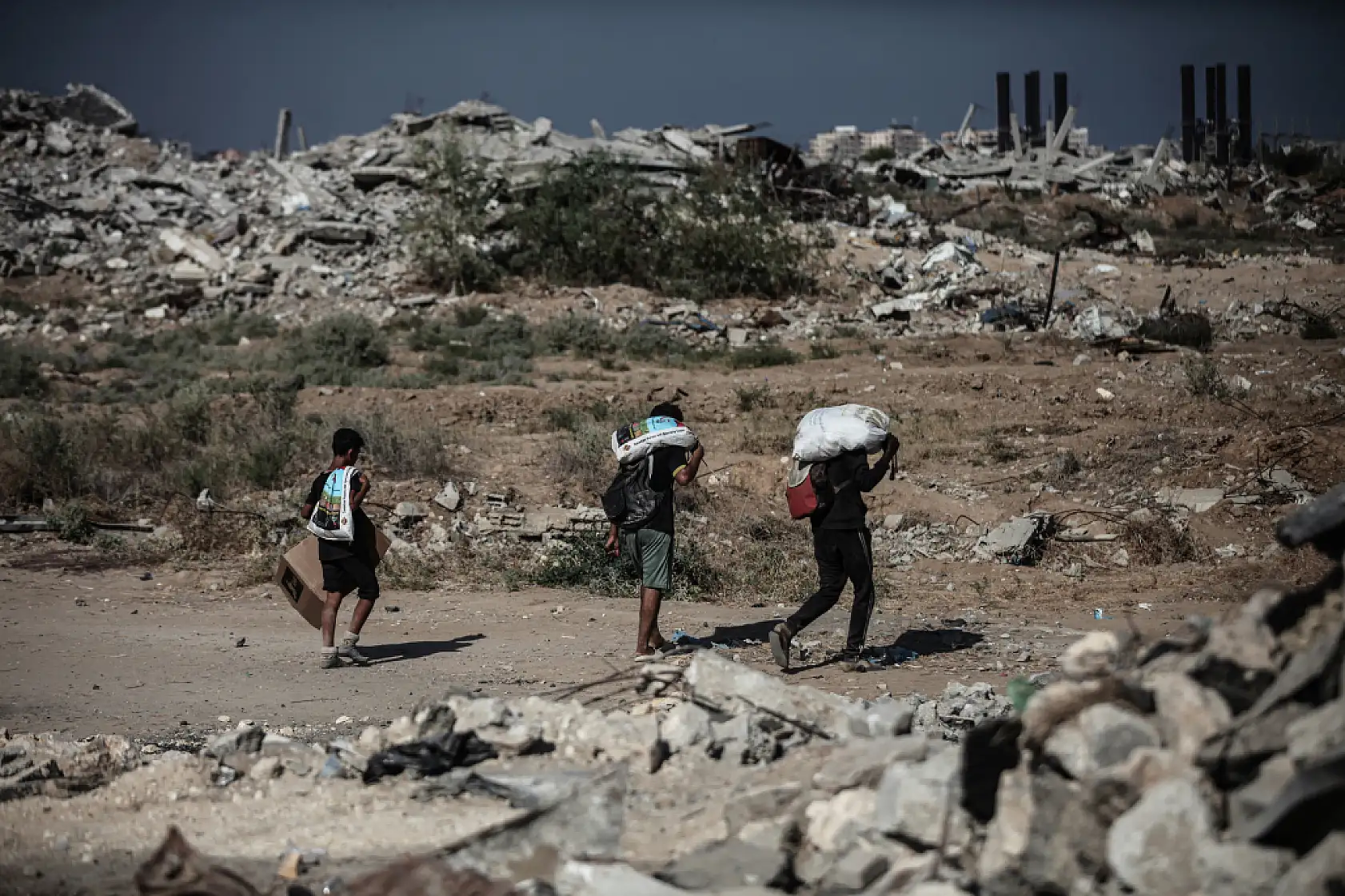 Açlığa mahkum edilen Filistinliler yardım için hayatlarını tehlikeye atıyor