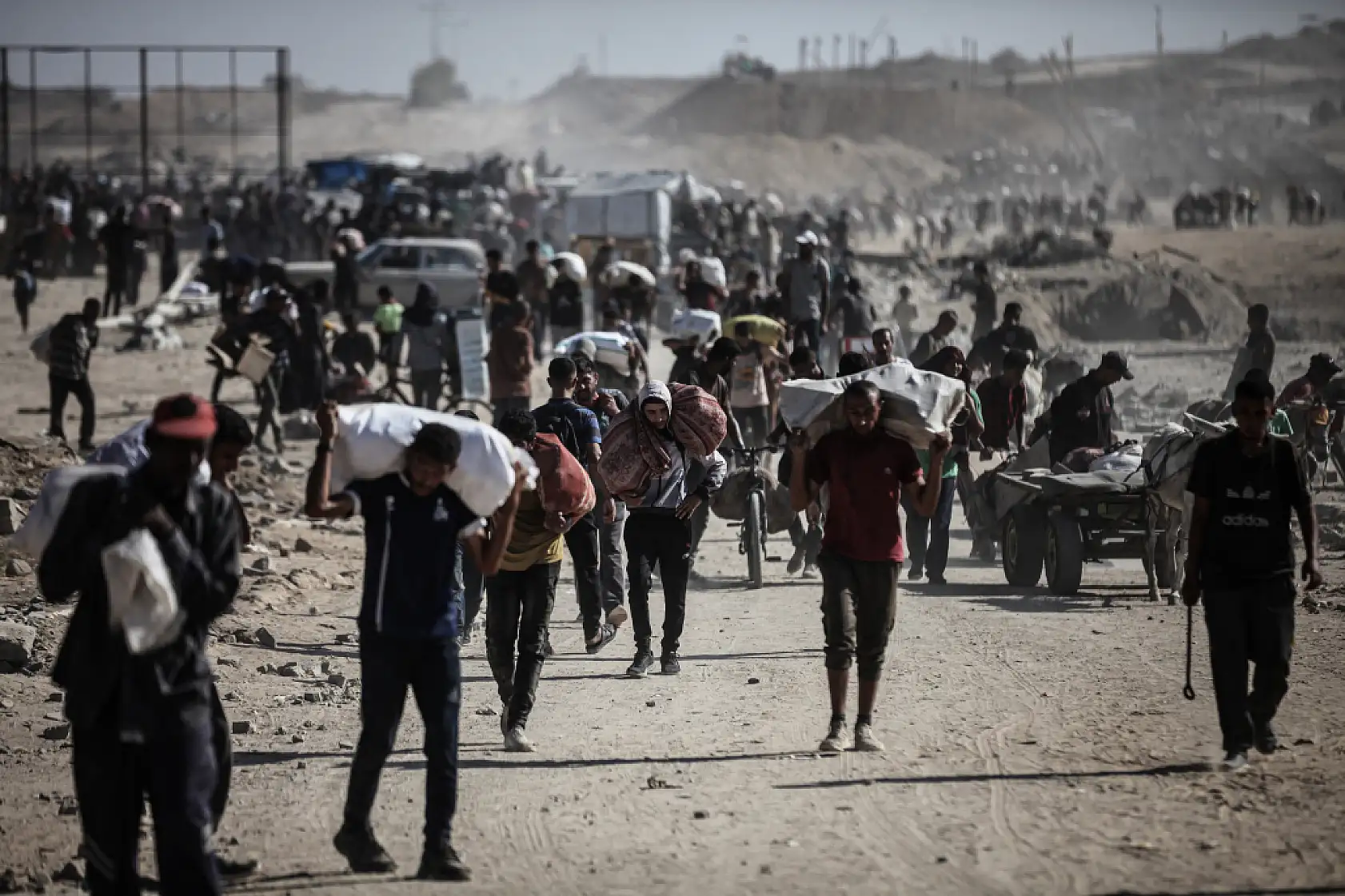 Açlığa mahkum edilen Filistinliler yardım için hayatlarını tehlikeye atıyor