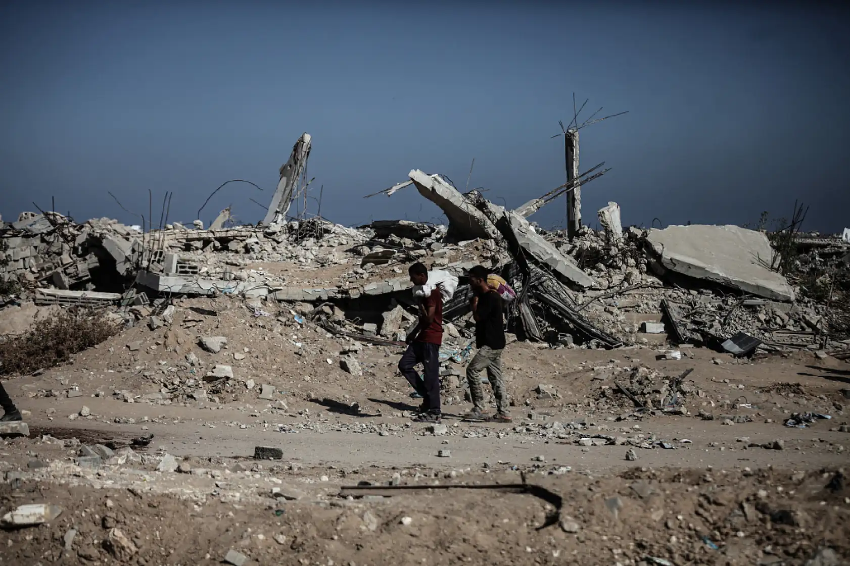 Açlığa mahkum edilen Filistinliler yardım için hayatlarını tehlikeye atıyor