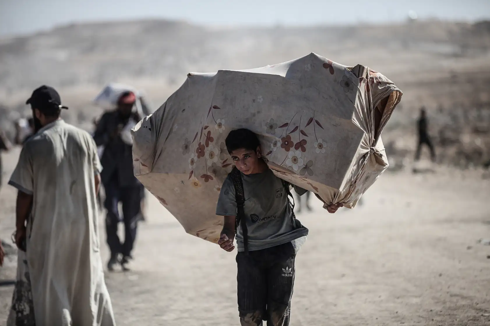 Açlığa mahkum edilen Filistinliler yardım için hayatlarını tehlikeye atıyor