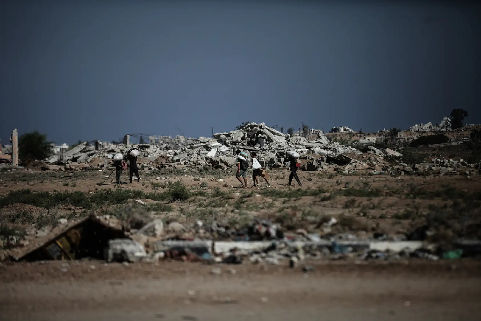 Açlığa mahkum edilen Filistinliler yardım için hayatlarını tehlikeye atıyor