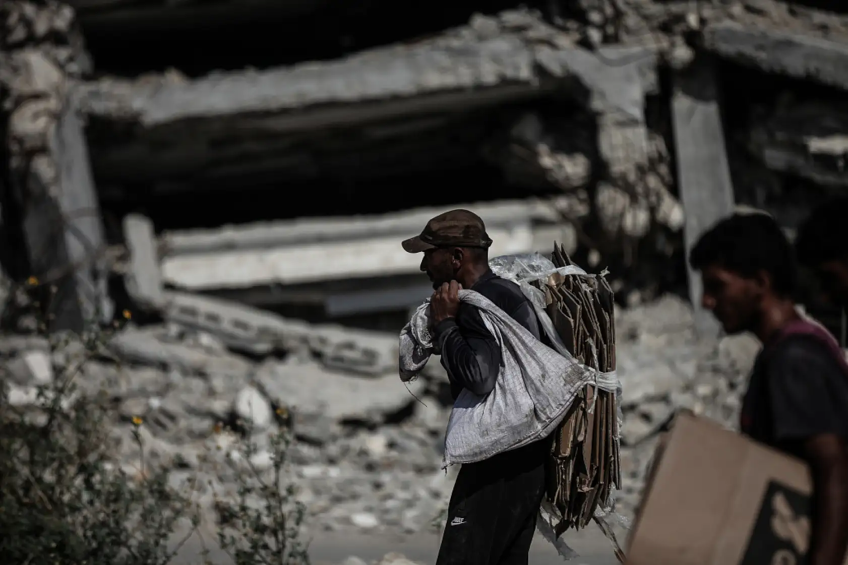 Açlığa mahkum edilen Filistinliler yardım için hayatlarını tehlikeye atıyor