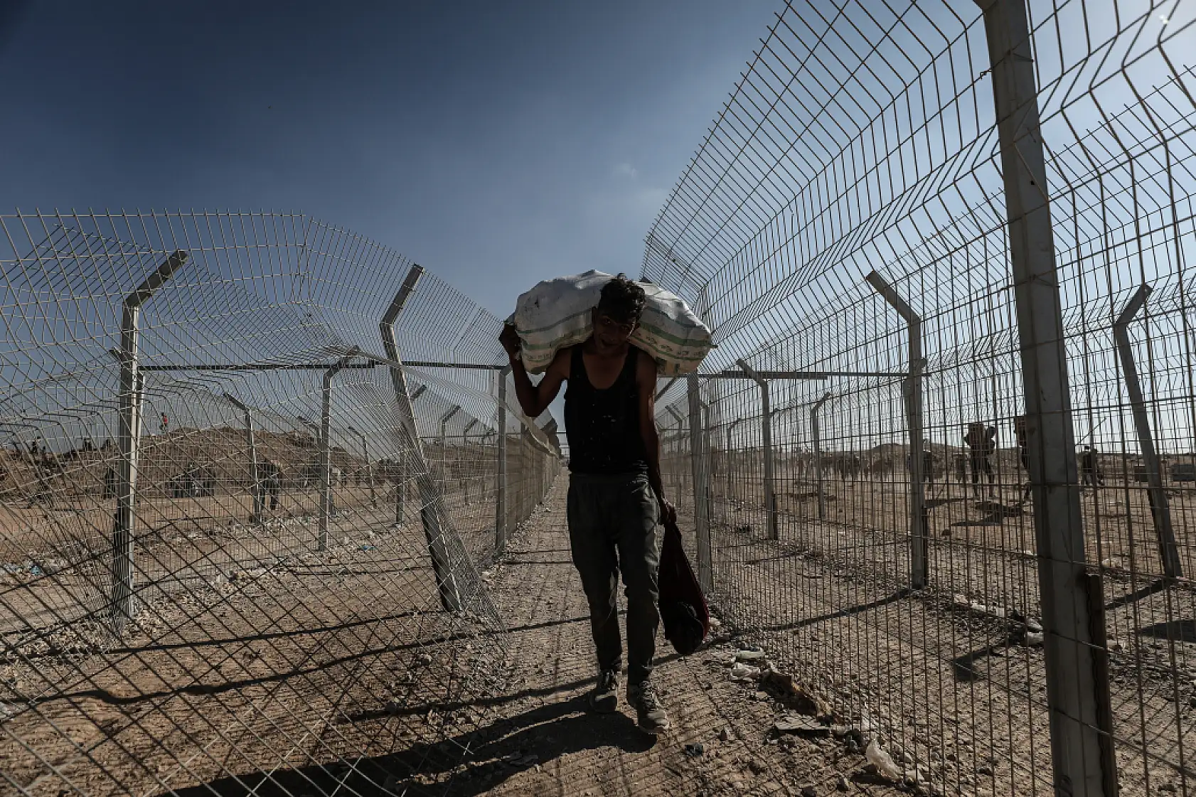 Açlığa mahkum edilen Filistinliler yardım için hayatlarını tehlikeye atıyor