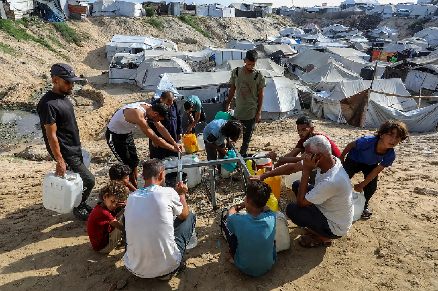 Gazze'de yerinden edilen Filistinliler temiz suya ulaşmakta zorlanıyor