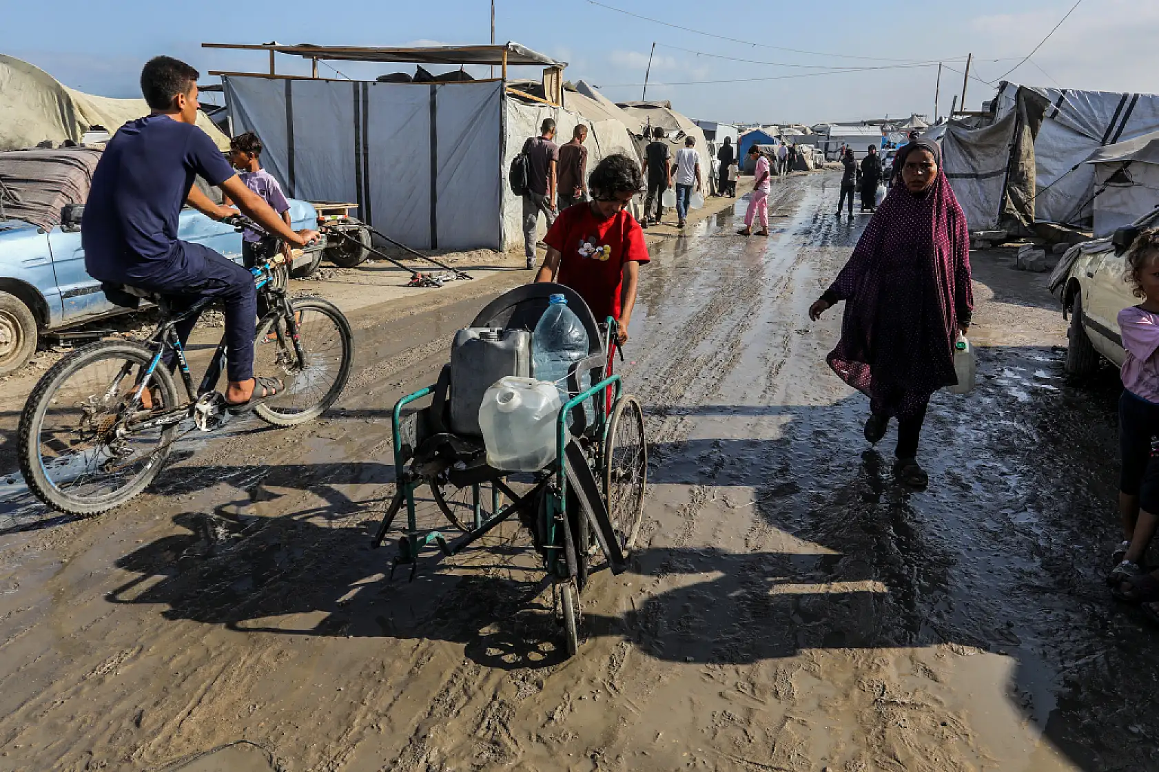 Gazze'de yerinden edilen Filistinliler temiz suya ulaşmakta zorlanıyor