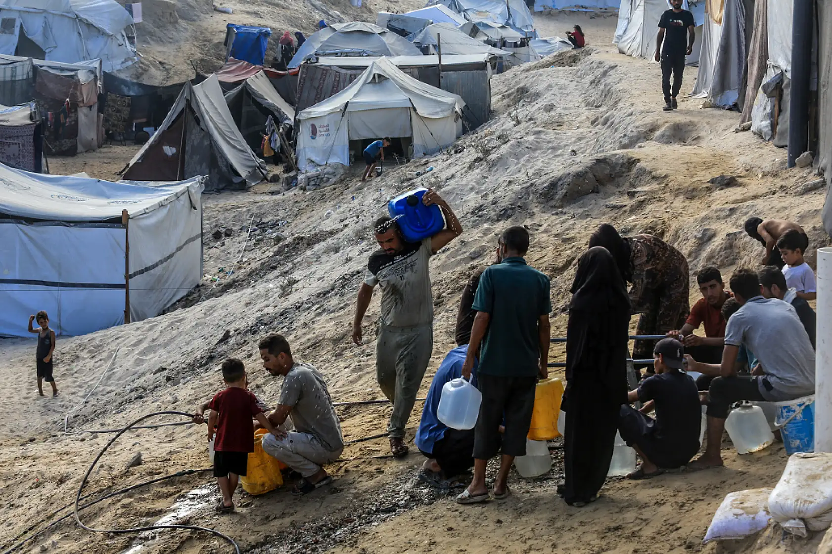 Gazze'de yerinden edilen Filistinliler temiz suya ulaşmakta zorlanıyor