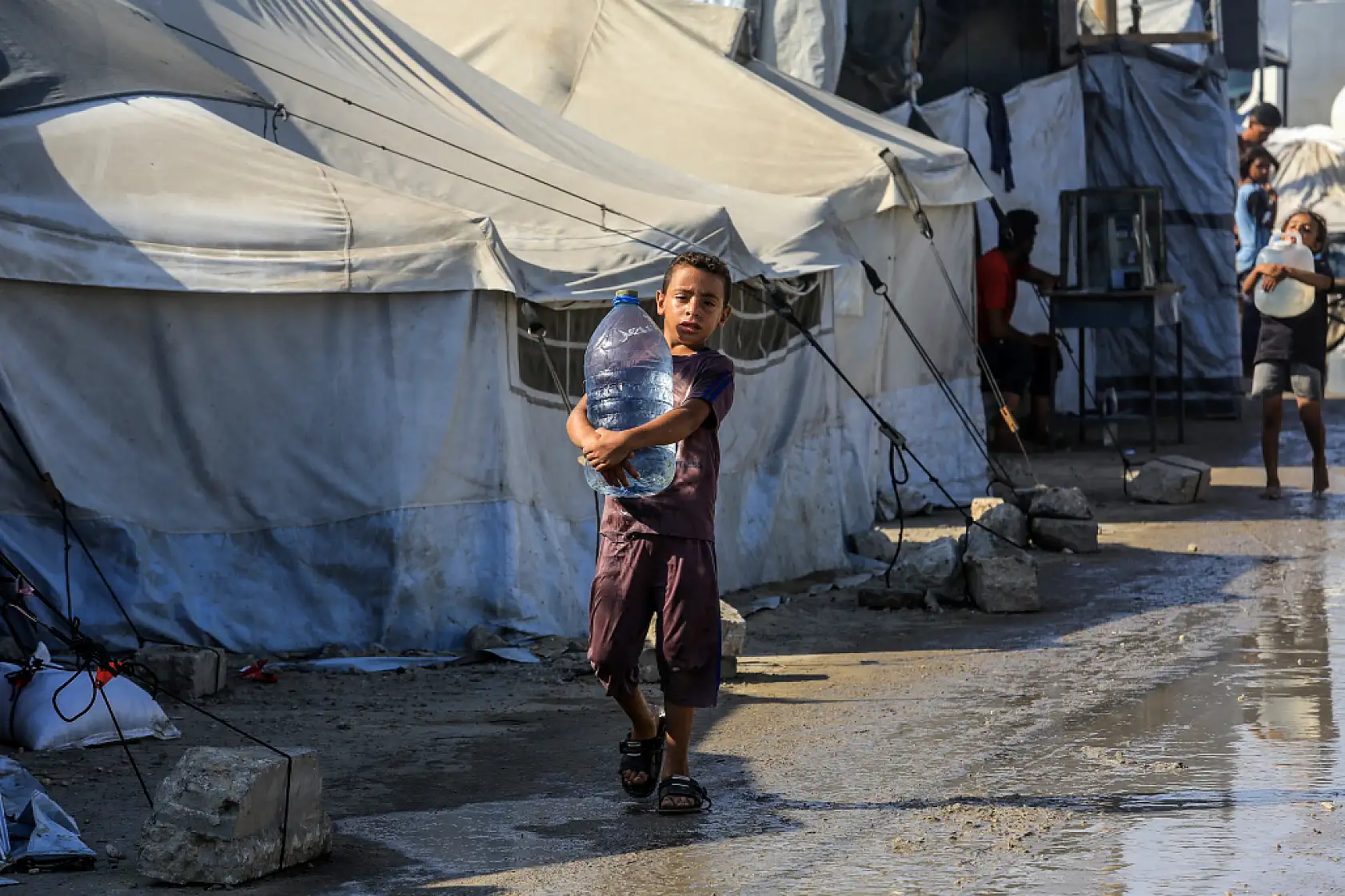 Gazze'de yerinden edilen Filistinliler temiz suya ulaşmakta zorlanıyor