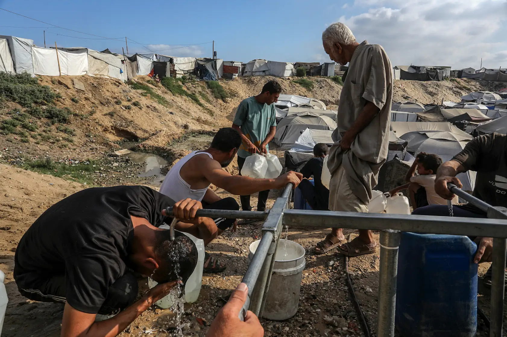 Gazze'de yerinden edilen Filistinliler temiz suya ulaşmakta zorlanıyor