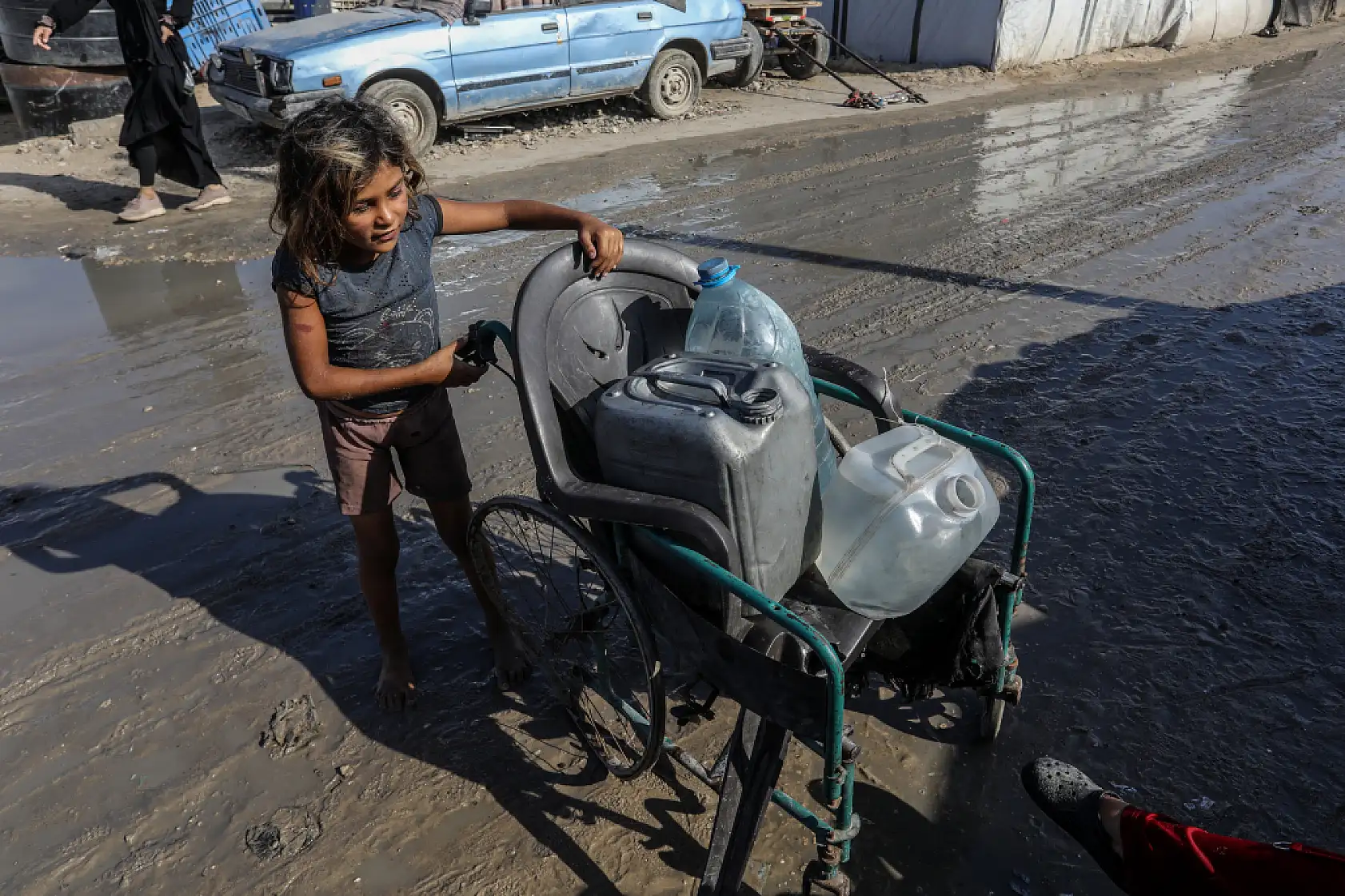Gazze'de yerinden edilen Filistinliler temiz suya ulaşmakta zorlanıyor
