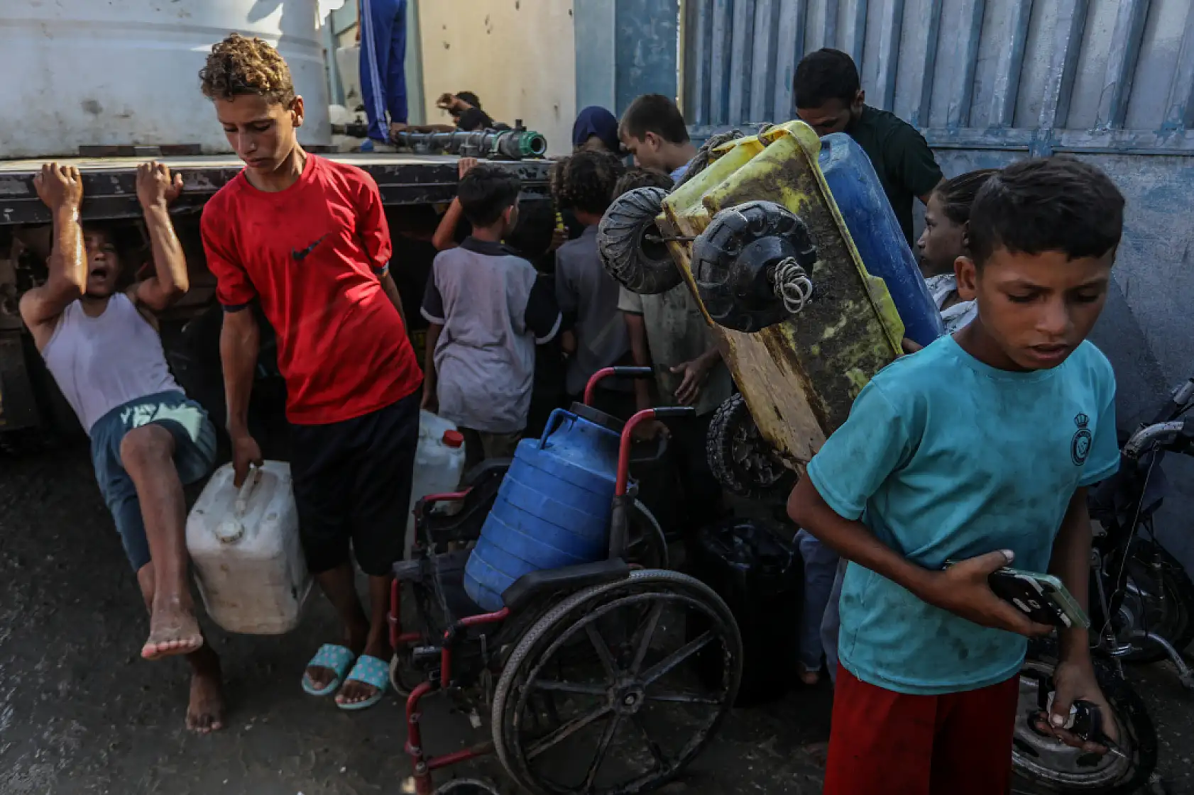 Gazze'de yerinden edilen Filistinliler temiz suya ulaşmakta zorlanıyor