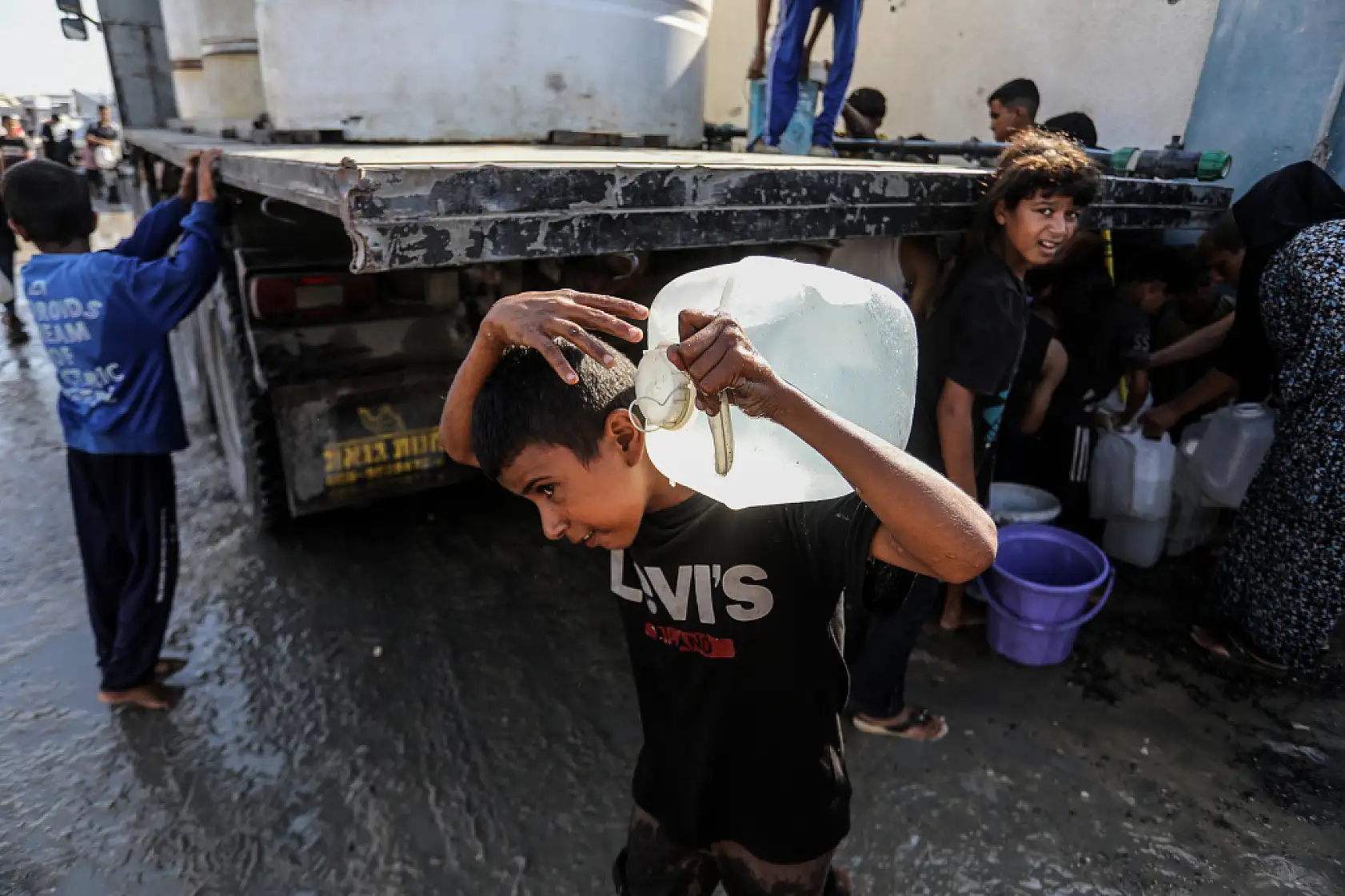 Gazze'de yerinden edilen Filistinliler temiz suya ulaşmakta zorlanıyor