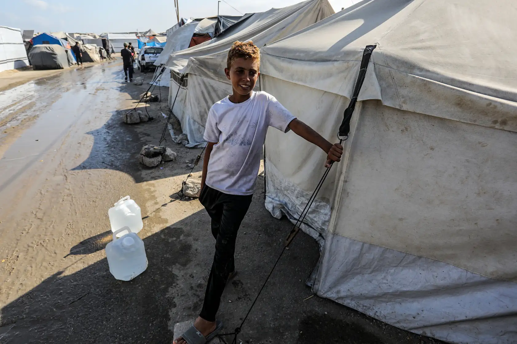 Gazze'de yerinden edilen Filistinliler temiz suya ulaşmakta zorlanıyor