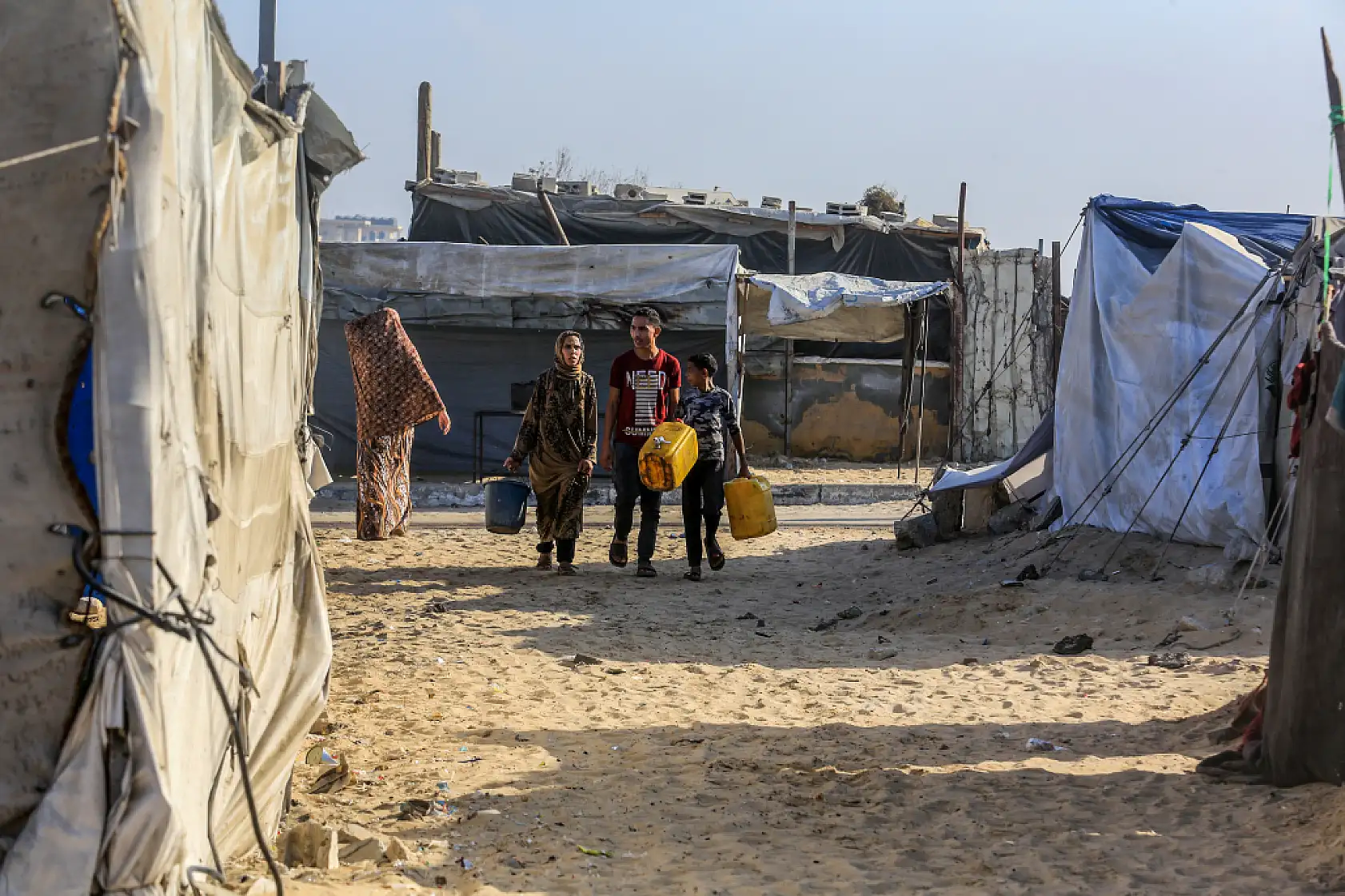 Gazze'de yerinden edilen Filistinliler temiz suya ulaşmakta zorlanıyor