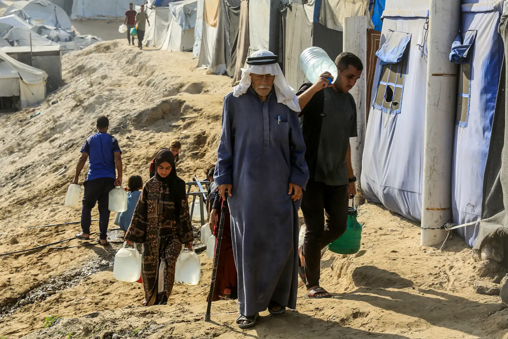 Gazze'de yerinden edilen Filistinliler temiz suya ulaşmakta zorlanıyor
