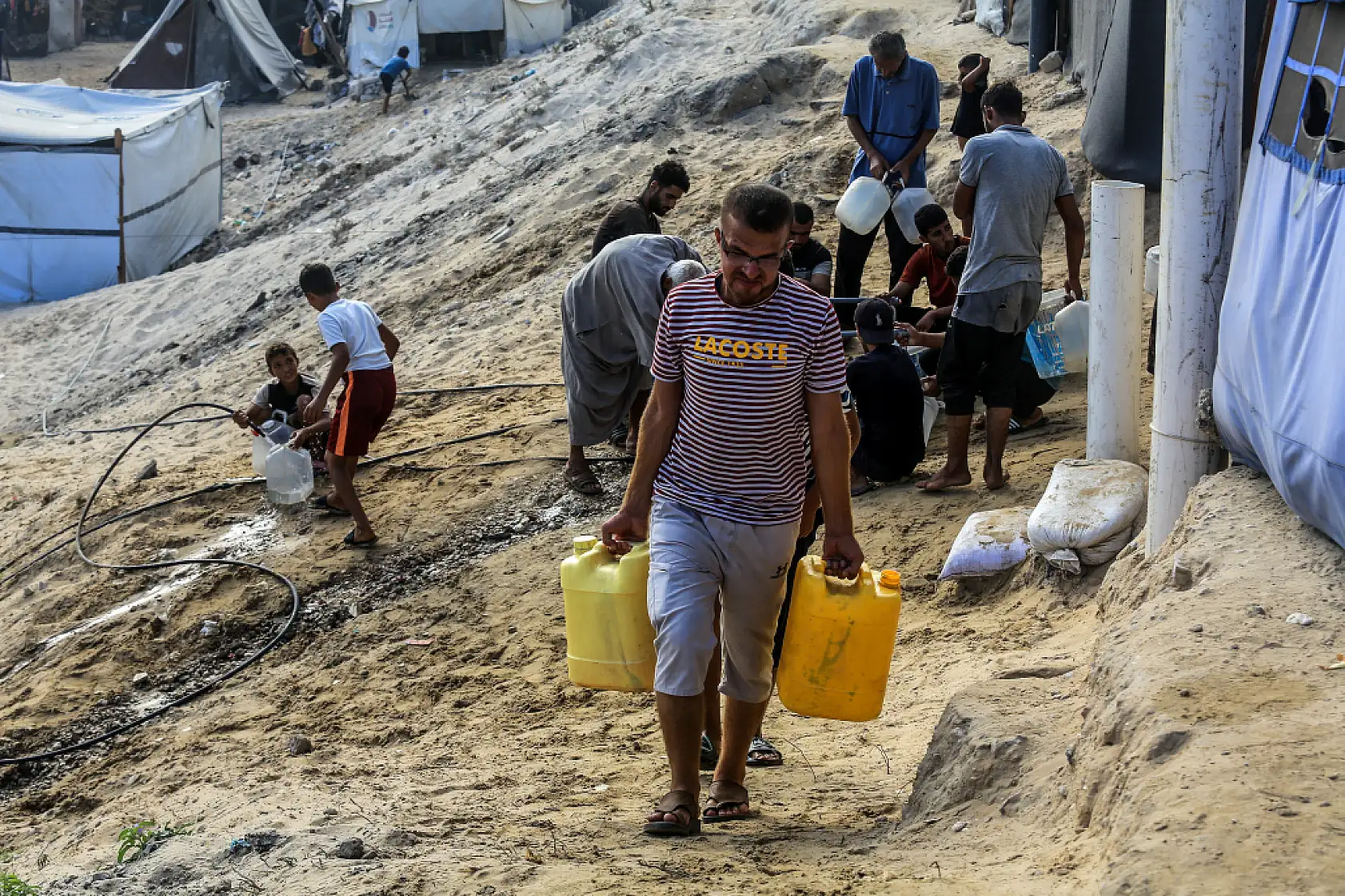 Gazze'de yerinden edilen Filistinliler temiz suya ulaşmakta zorlanıyor