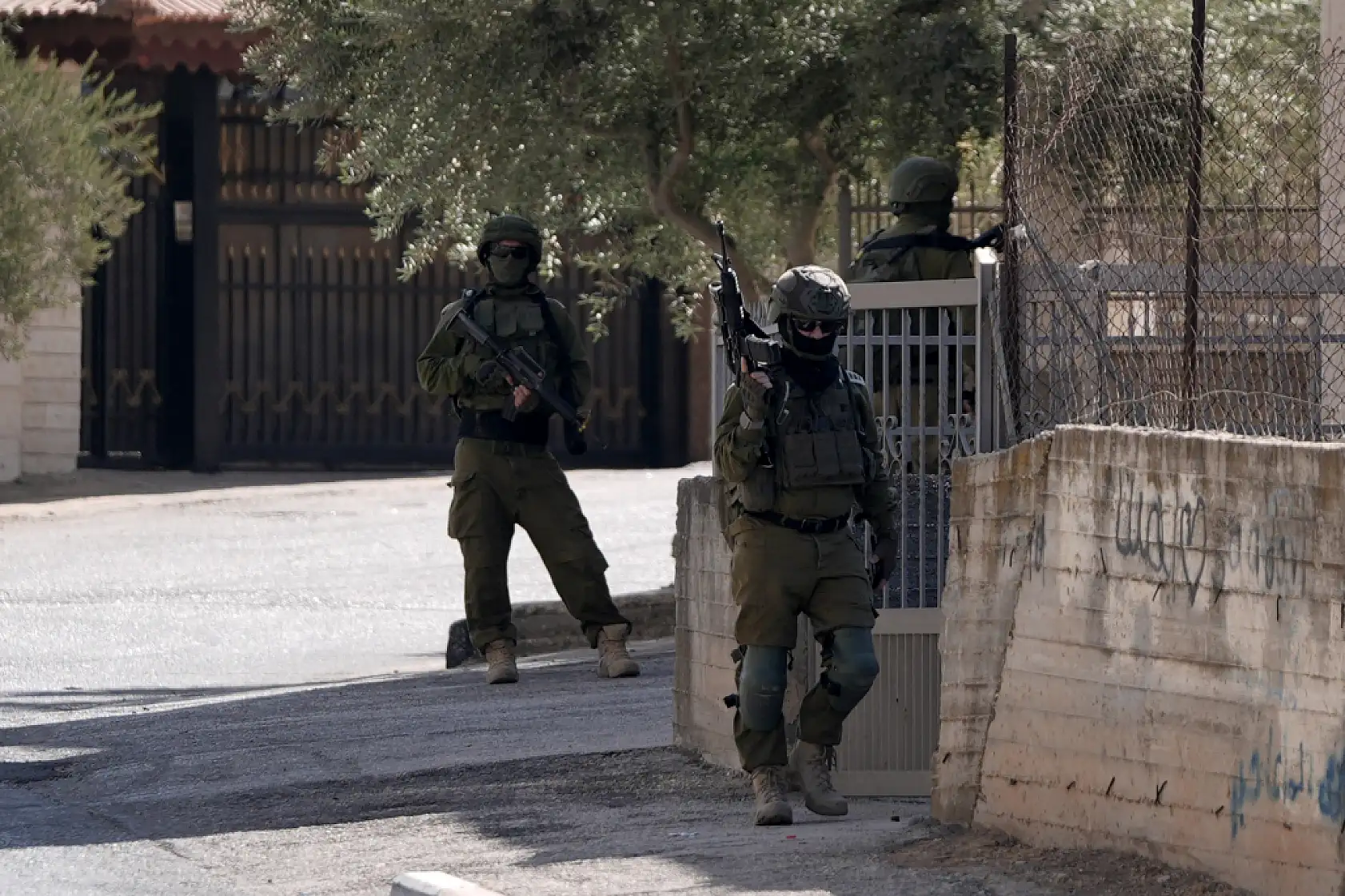 İsrail güçleri Batı Şeria'daki Cebel et-Tavil'e baskın düzenledi