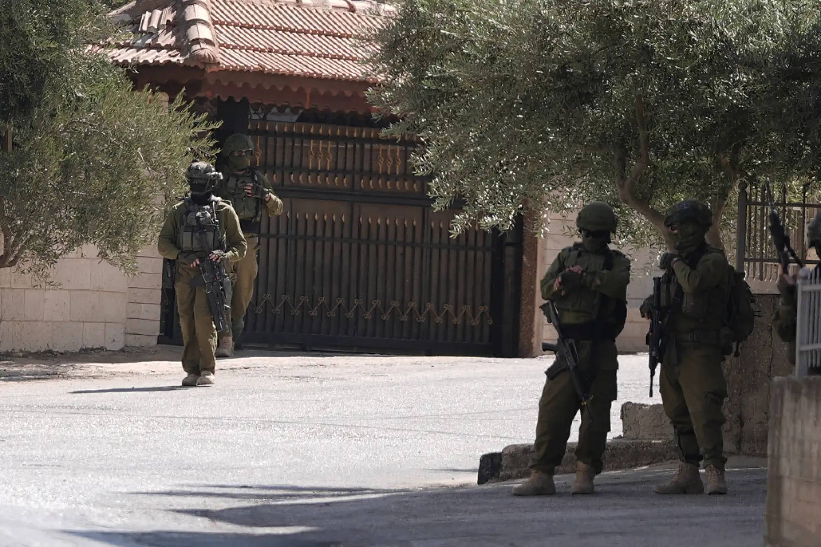 İsrail güçleri Batı Şeria'daki Cebel et-Tavil'e baskın düzenledi