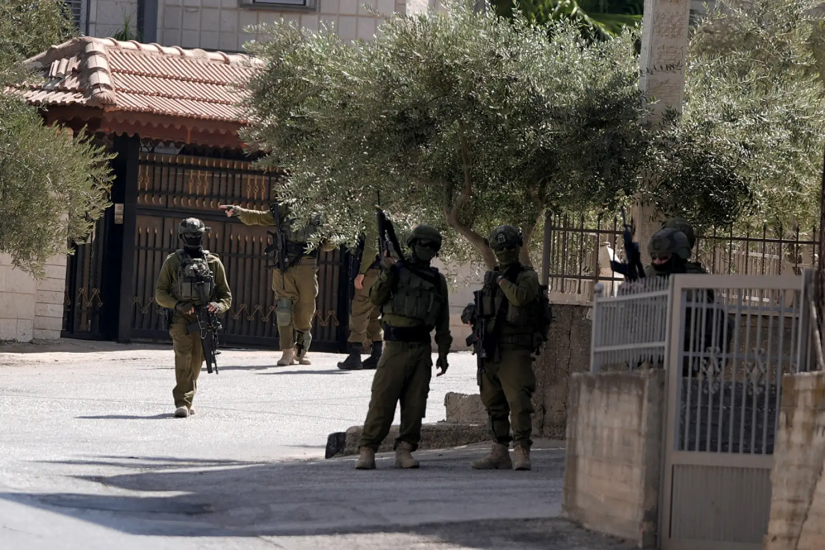 İsrail güçleri Batı Şeria'daki Cebel et-Tavil'e baskın düzenledi