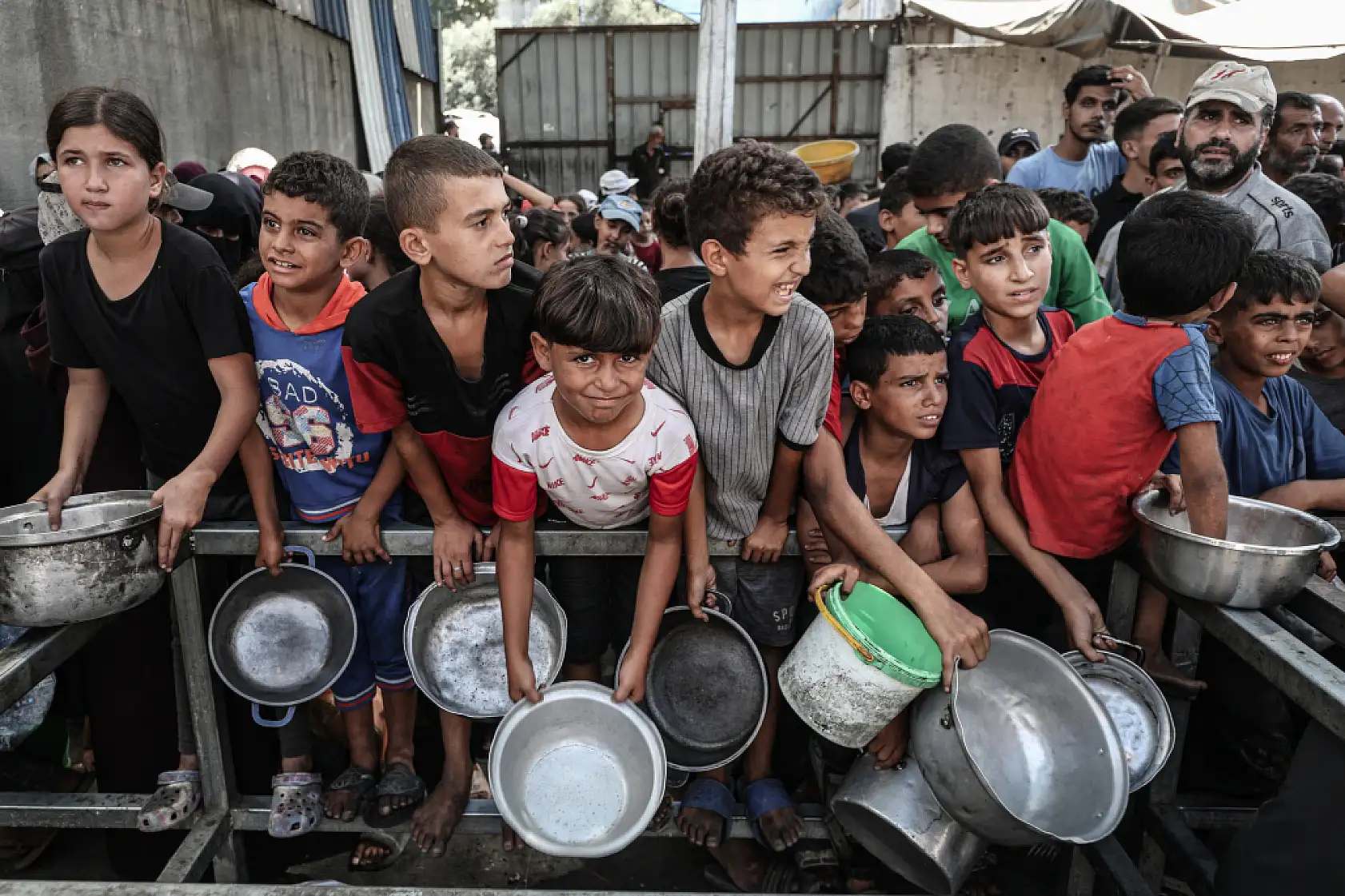 Açlığa direnen Gazze'de yemek dağıtıldı