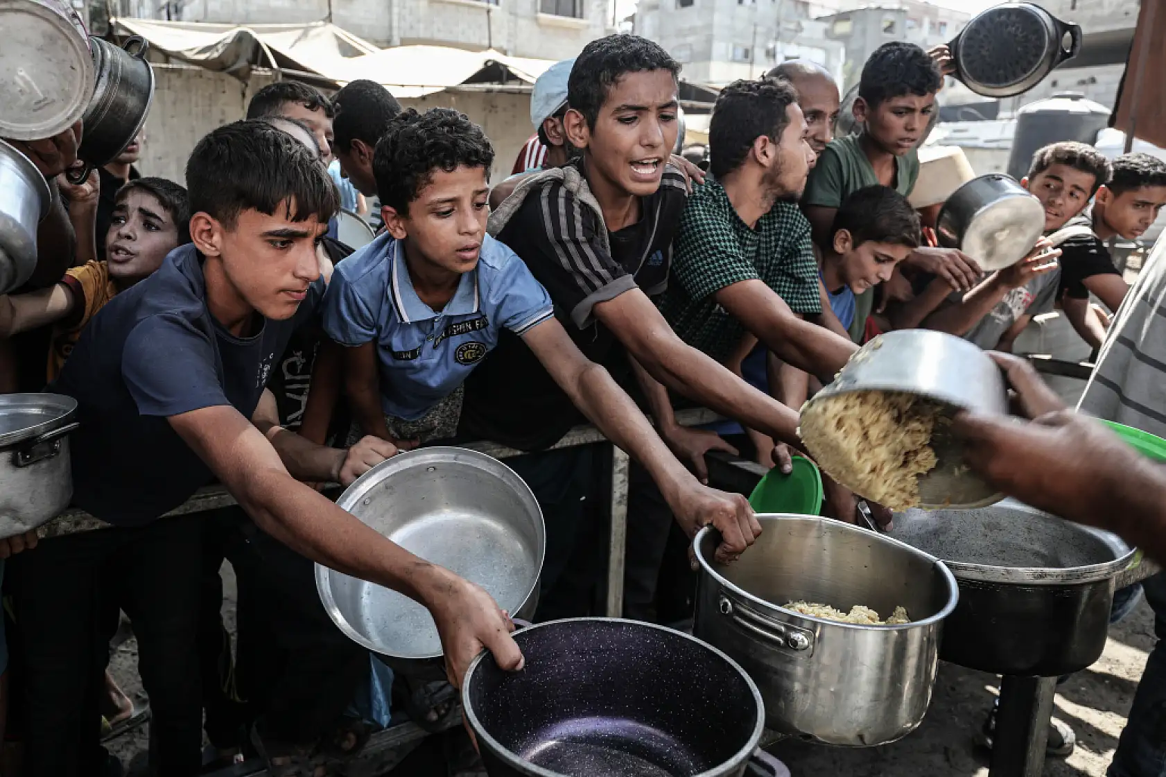 Açlığa direnen Gazze'de yemek dağıtıldı