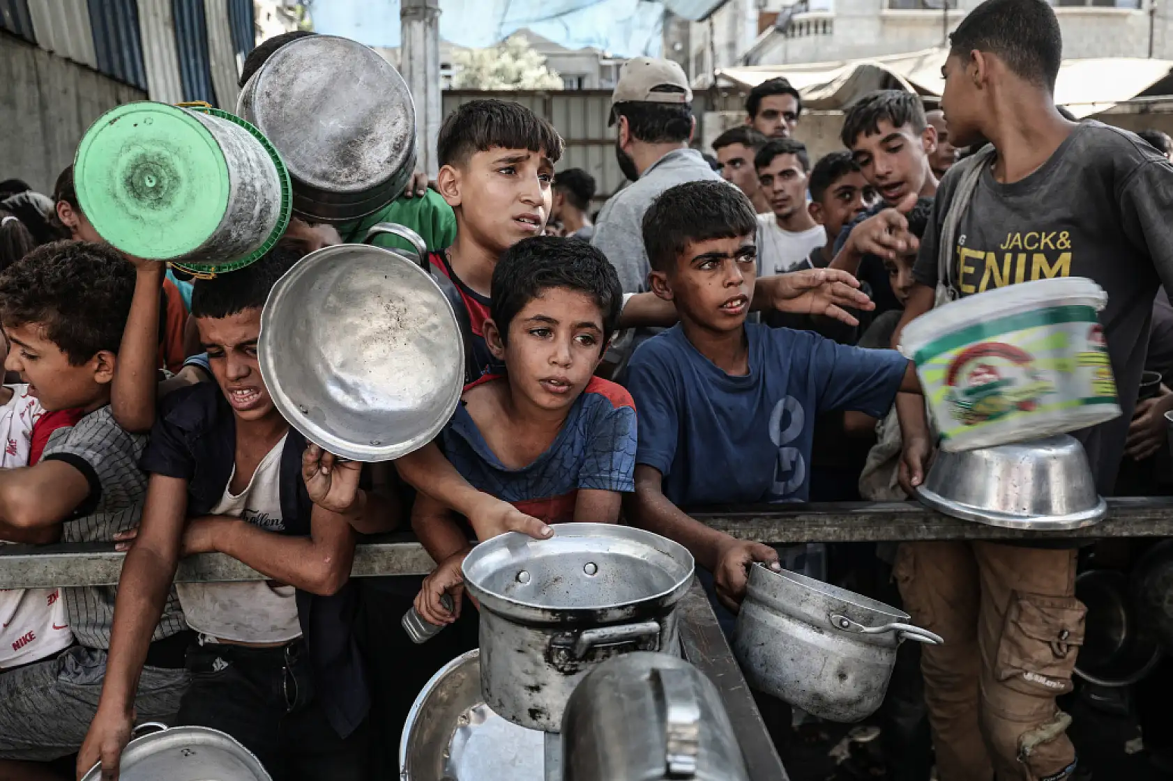 Açlığa direnen Gazze'de yemek dağıtıldı