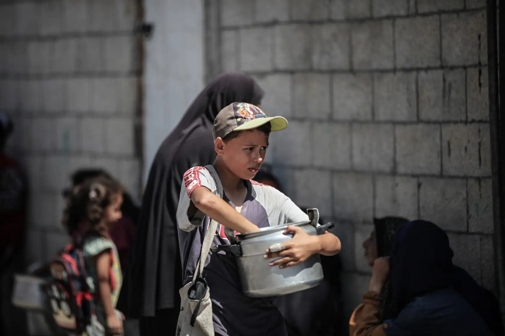 Açlığa direnen Gazze'de yemek dağıtıldı
