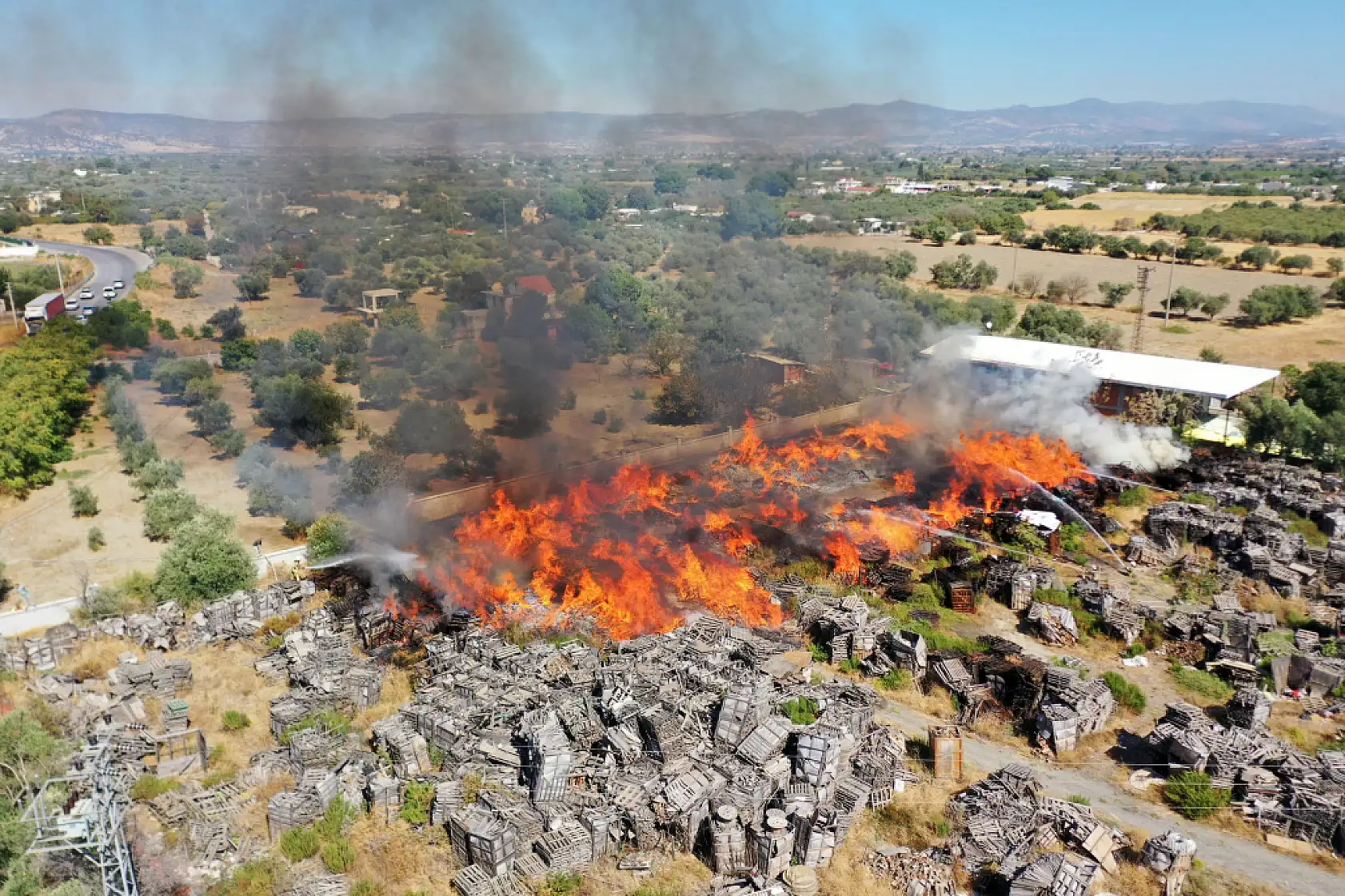 Palet fabrikasında yangın paniği: Müdahale sürüyor!