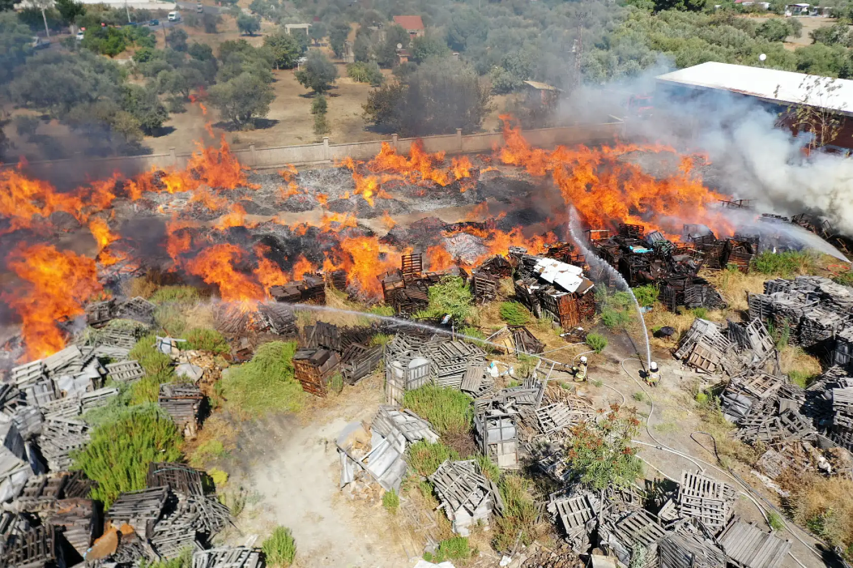 Palet fabrikasında yangın paniği: Müdahale sürüyor!