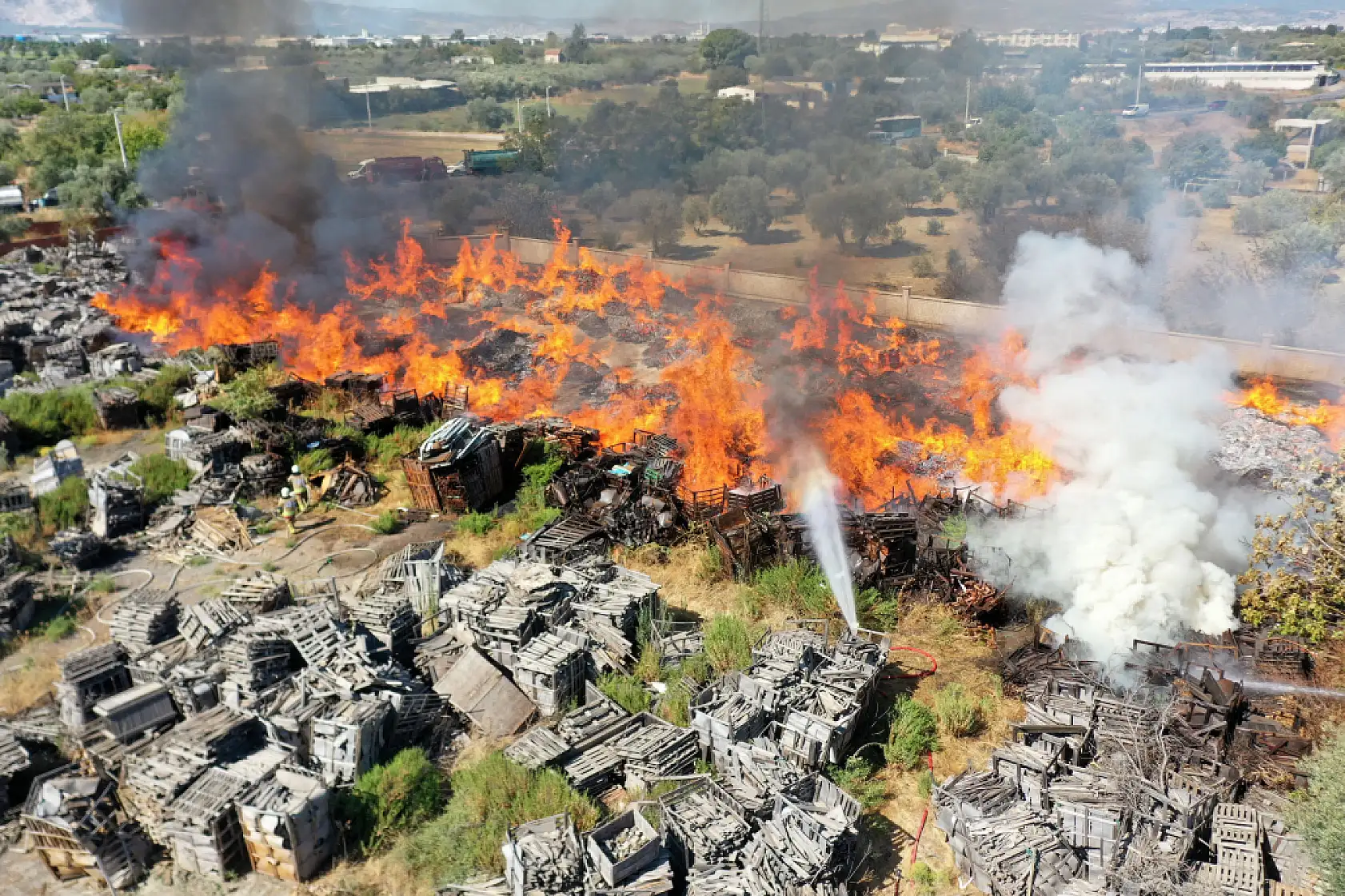 Palet fabrikasında yangın paniği: Müdahale sürüyor!
