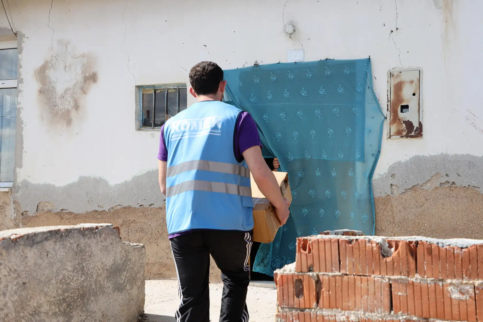 KOMEK gönüllüleri sahada: Bayramlık, gıda ve eğitim desteği bir arada