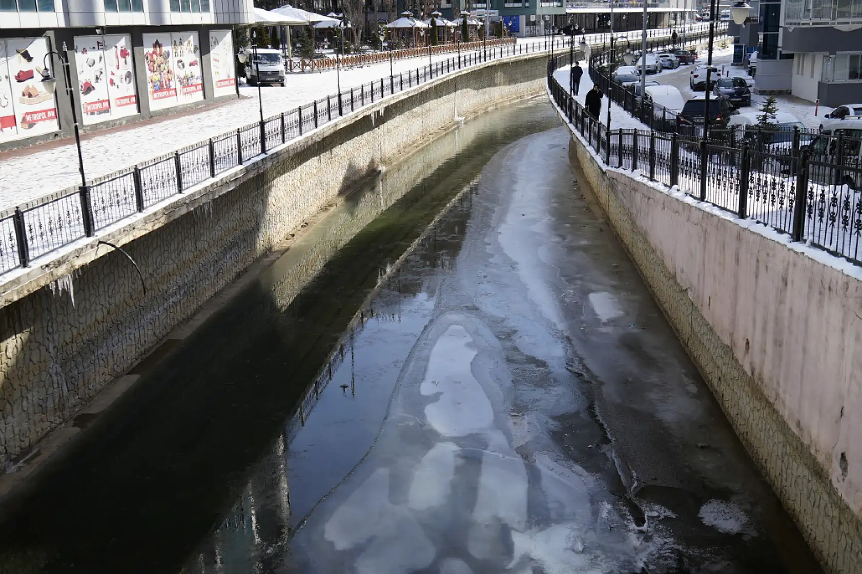 Türkiye'nin en hızlı akan çayı buz pistine döndü!