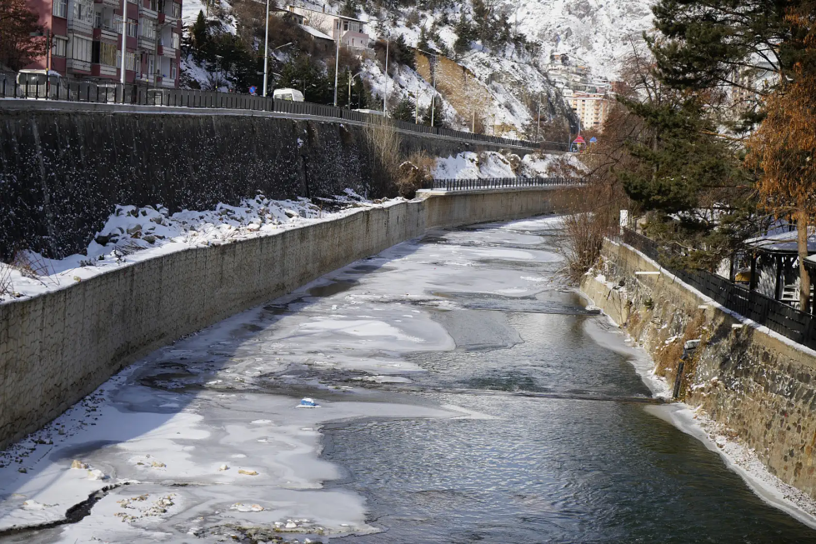 Türkiye'nin en hızlı akan çayı buz pistine döndü!