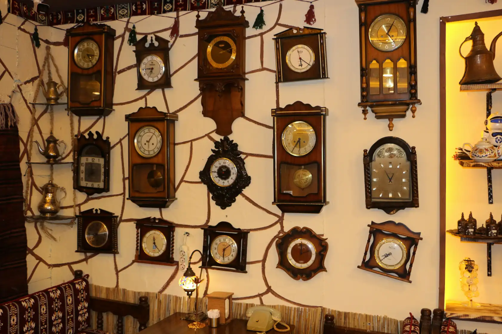 O kafede teknolojik değil, nostaljik eserler bulunuyor!