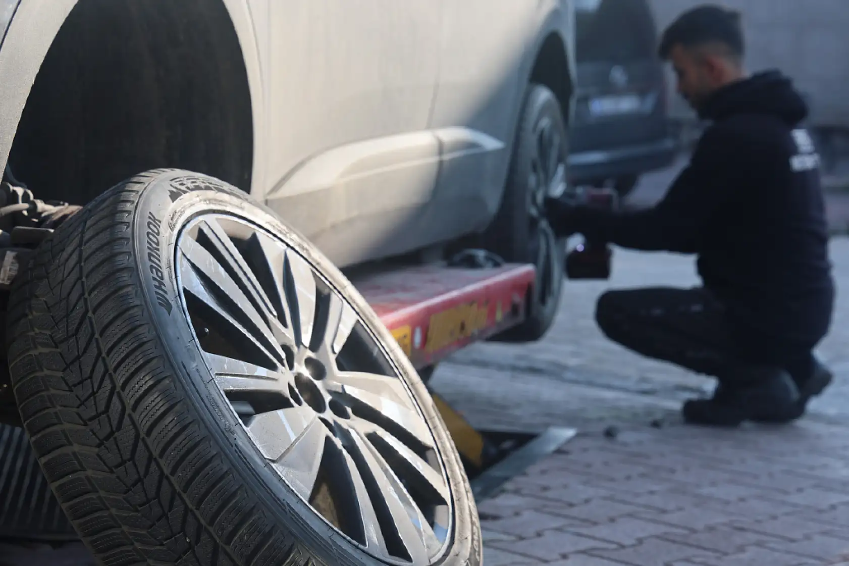 Konya'da kış lastiği mesaisi sürüyor: Uzmanlardan 'bayat lastik' uyarısı