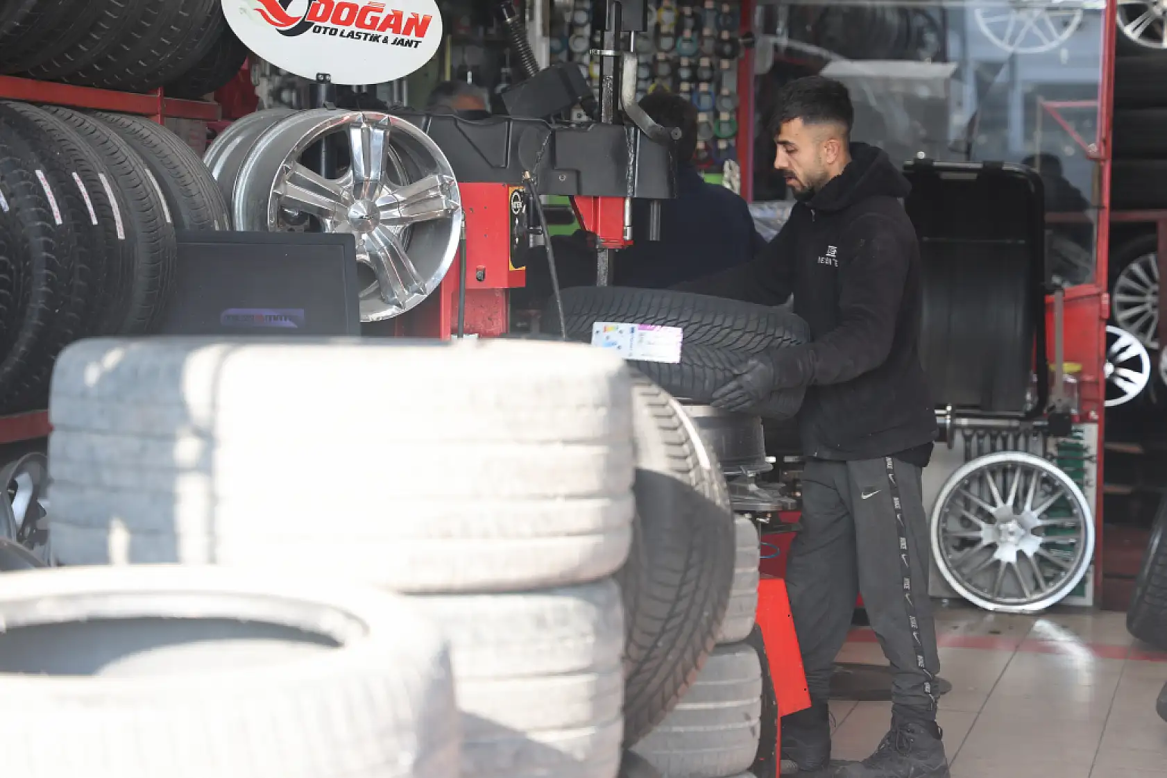 Konya'da kış lastiği mesaisi sürüyor: Uzmanlardan 'bayat lastik' uyarısı