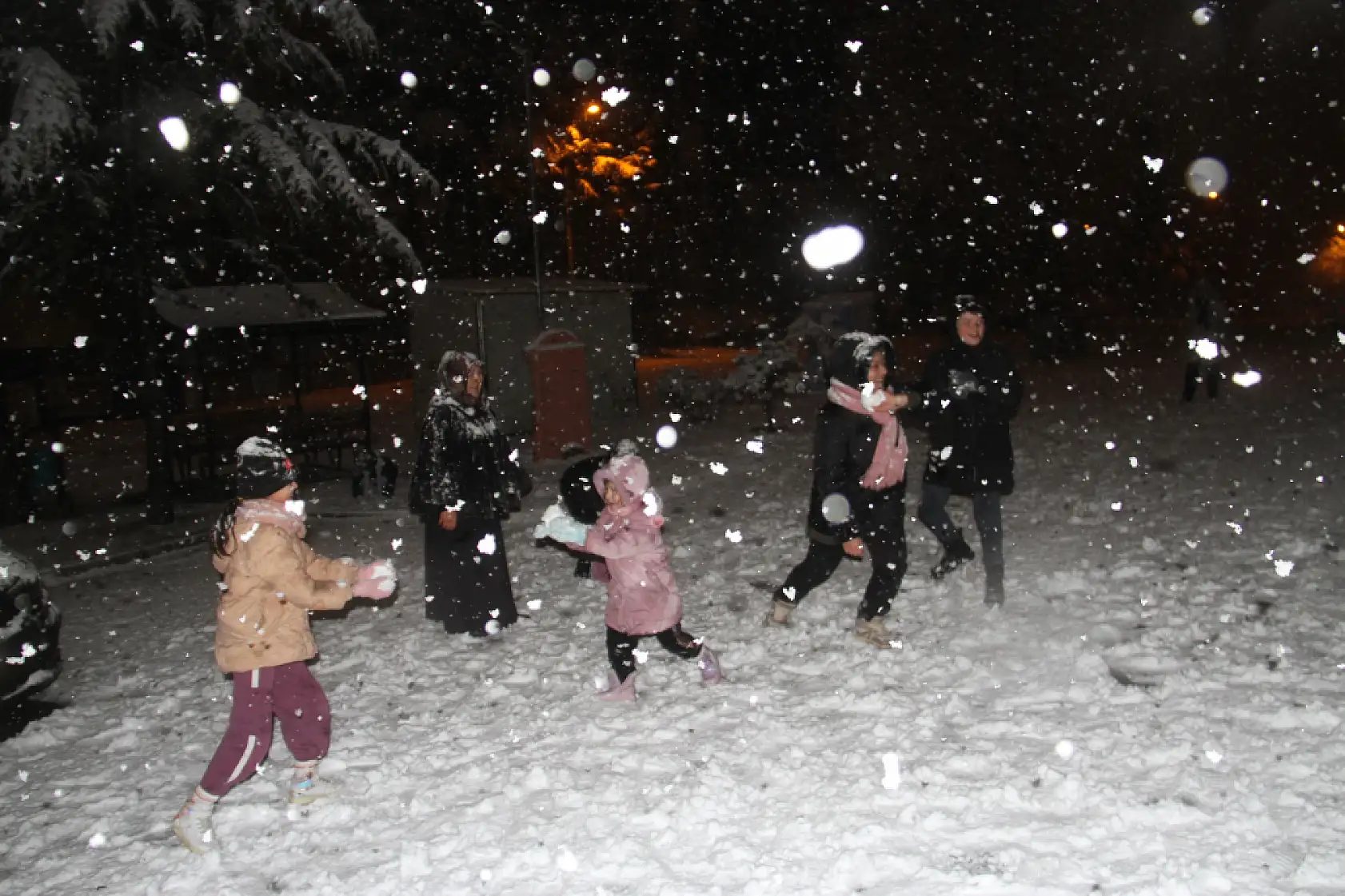 Konya'da kar sevinci: Çocuklar eğlendi, sürücüler zorlandı