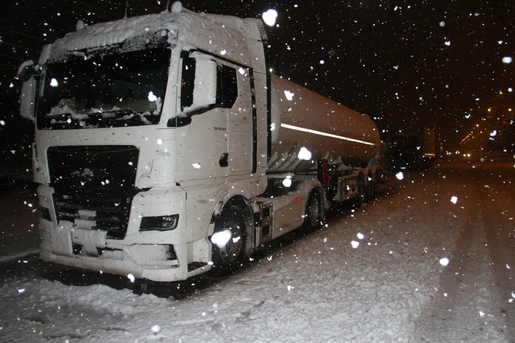 Konya'da kar sevinci: Çocuklar eğlendi, sürücüler zorlandı