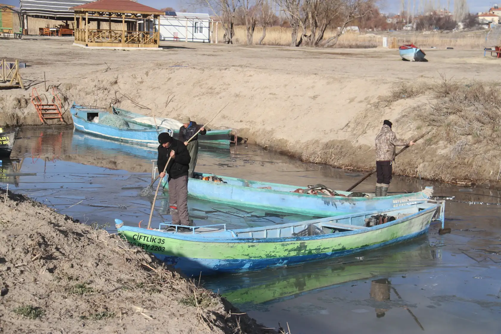 Ayaz vurdu, göl dondu: Beyşehir'de balıkçıda kuşta zorda