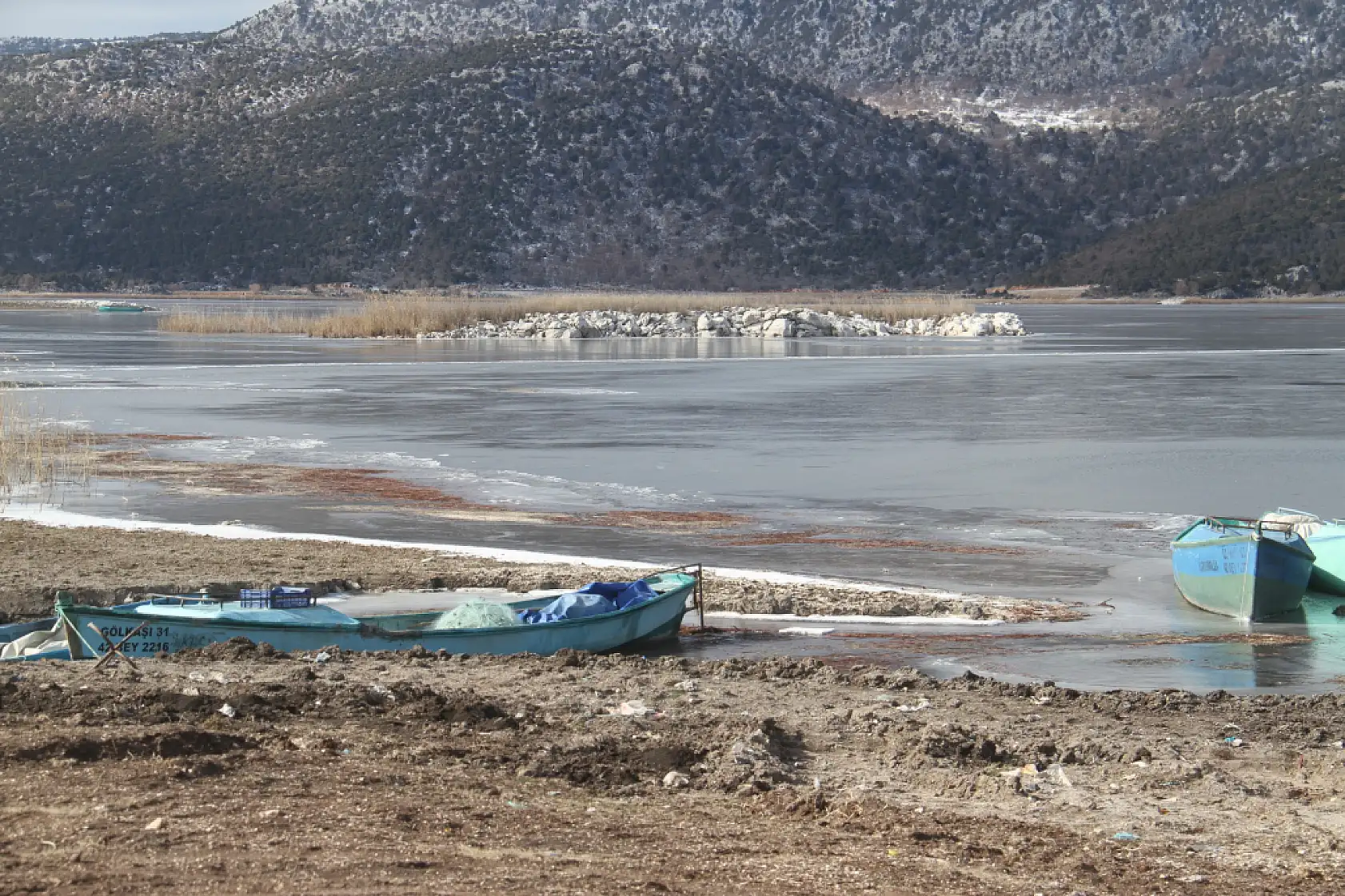 Ayaz vurdu, göl dondu: Beyşehir'de balıkçıda kuşta zorda