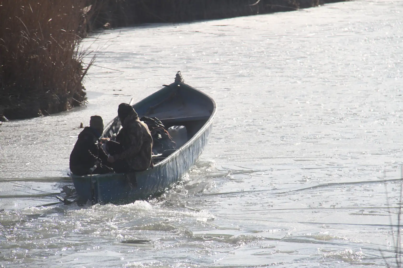 Ayaz vurdu, göl dondu: Beyşehir'de balıkçıda kuşta zorda