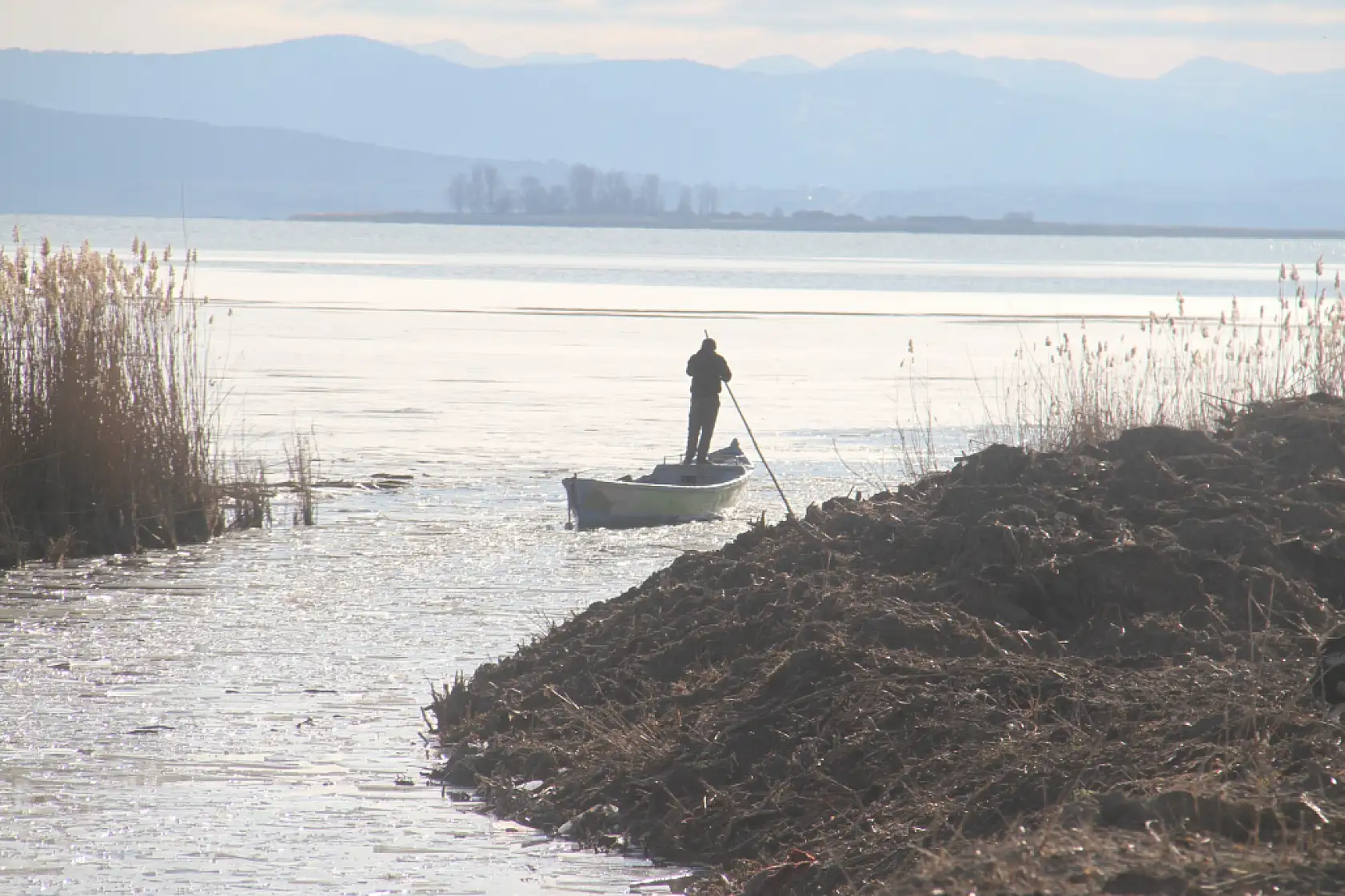 Ayaz vurdu, göl dondu: Beyşehir'de balıkçıda kuşta zorda